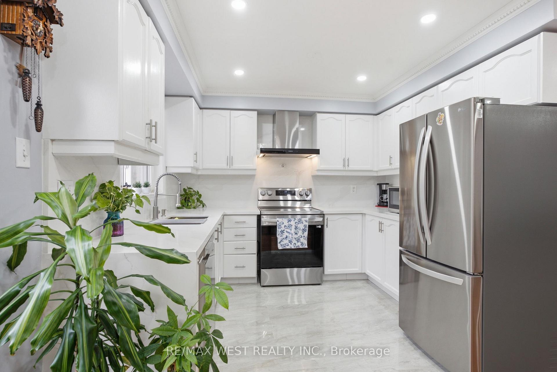 Photo 11 of 34 Wycombe Rd, North York, Downsview-Roding-CFB — HOMEH