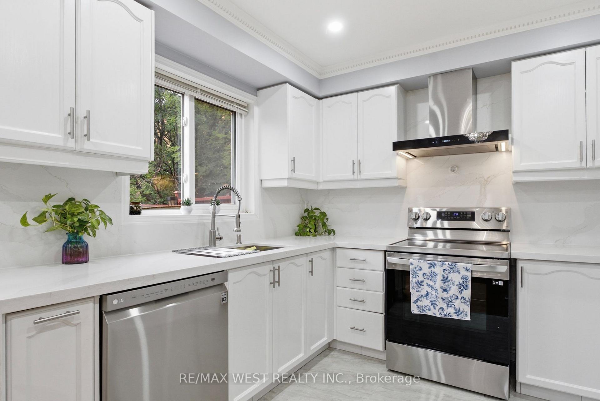 Photo 12 of 34 Wycombe Rd, North York, Downsview-Roding-CFB — HOMEH