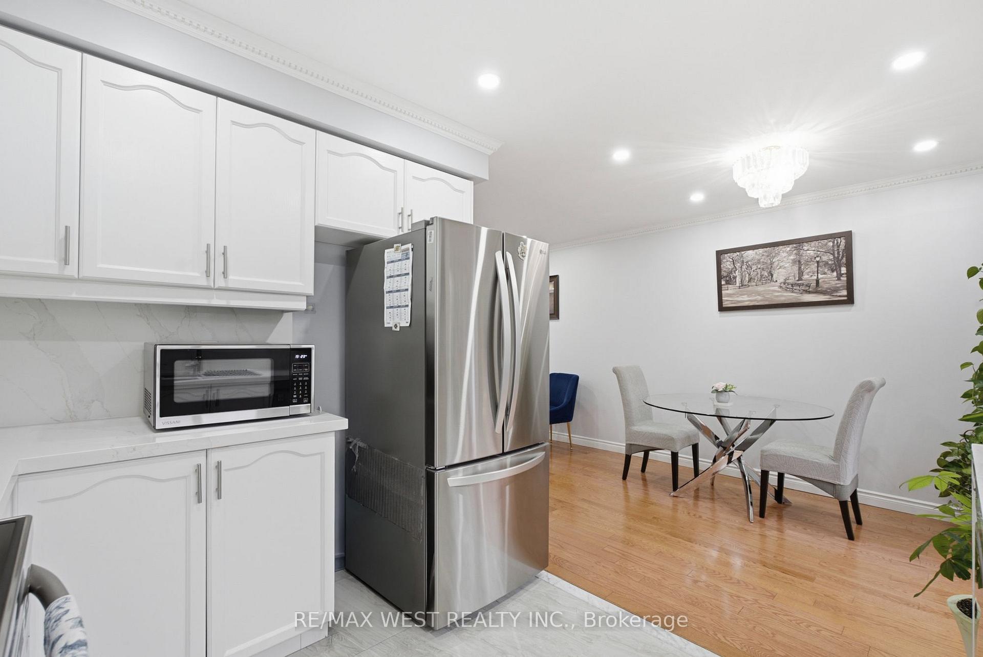 Photo 13 of 34 Wycombe Rd, North York, Downsview-Roding-CFB — HOMEH