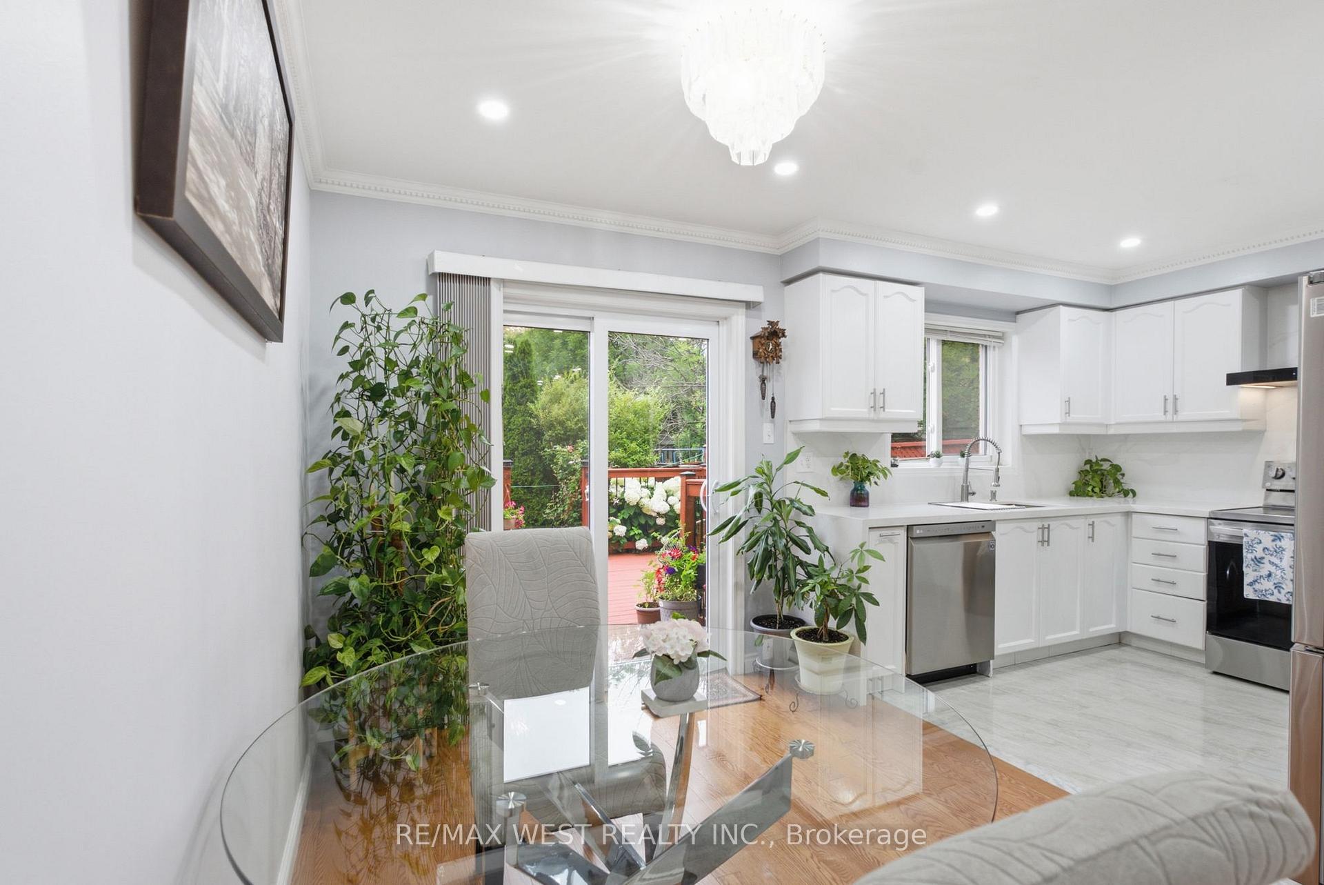 Photo 15 of 34 Wycombe Rd, North York, Downsview-Roding-CFB — HOMEH