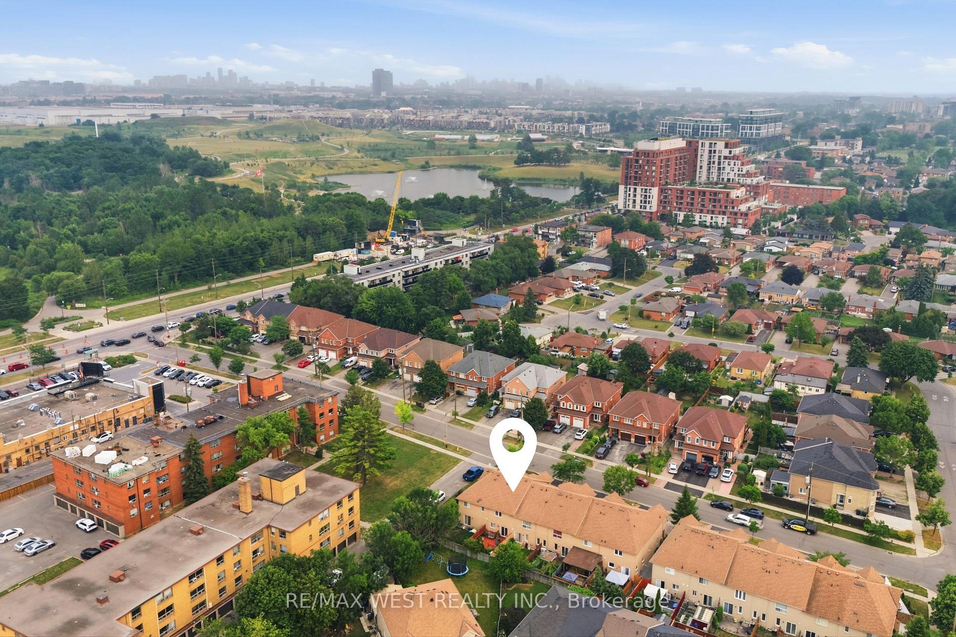 Photo 38 of 34 Wycombe Rd, North York, Downsview-Roding-CFB — HOMEH
