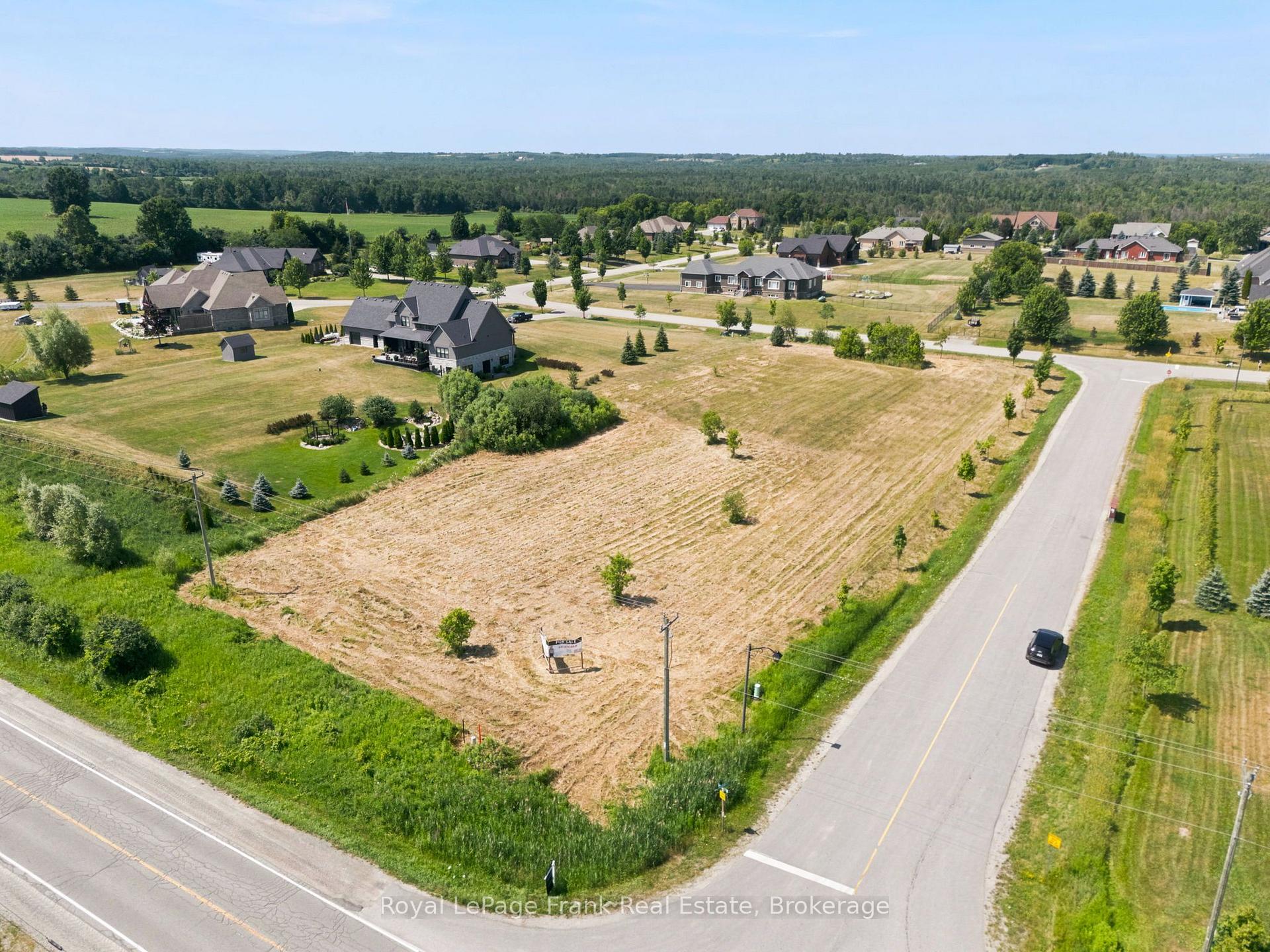 Photo 2 of 1 Bagshaw Crescent, Uxbridge, Rural Uxbridge — HOMEH