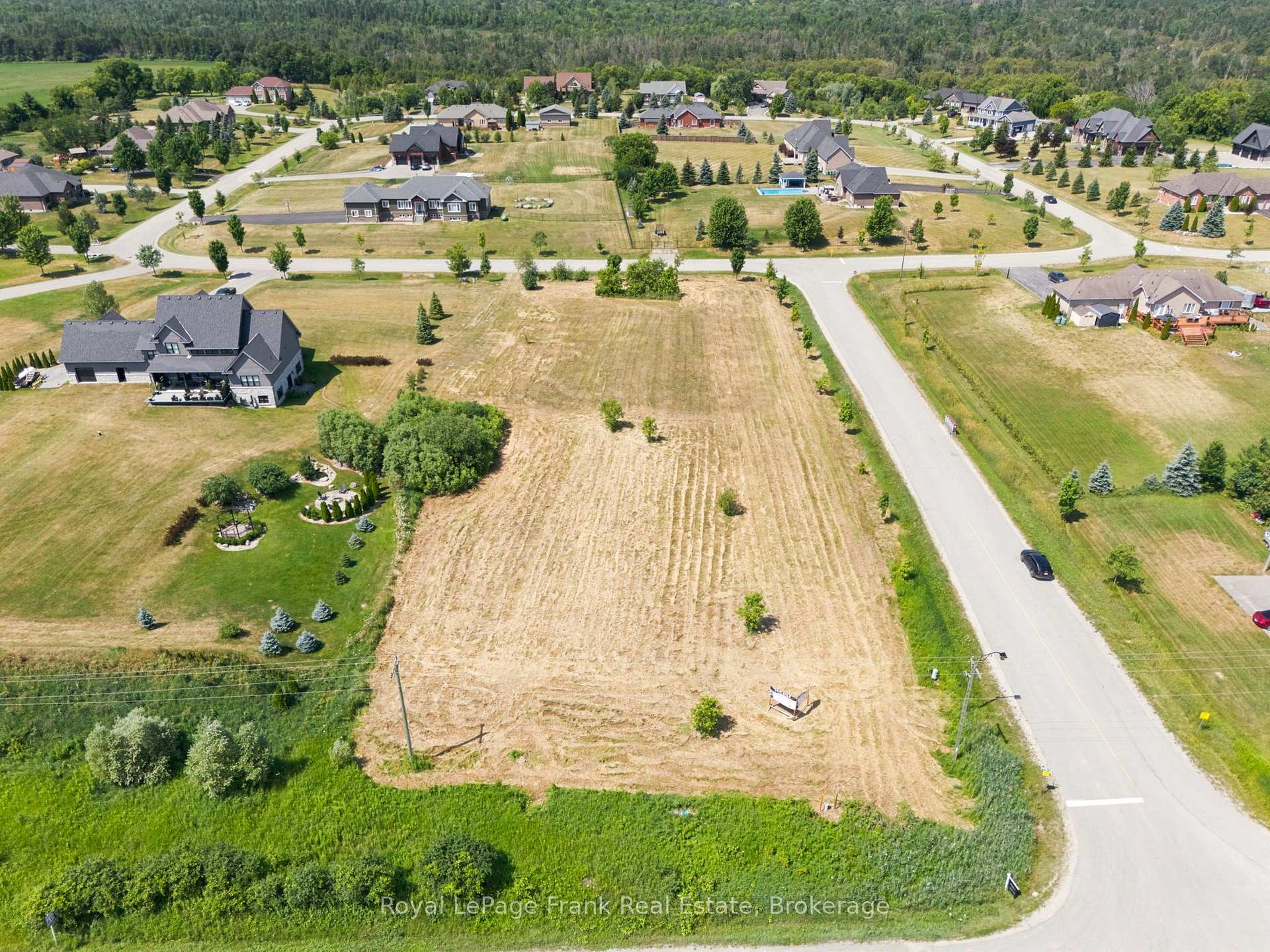 Photo 3 of 1 Bagshaw Crescent, Uxbridge, Rural Uxbridge — HOMEH