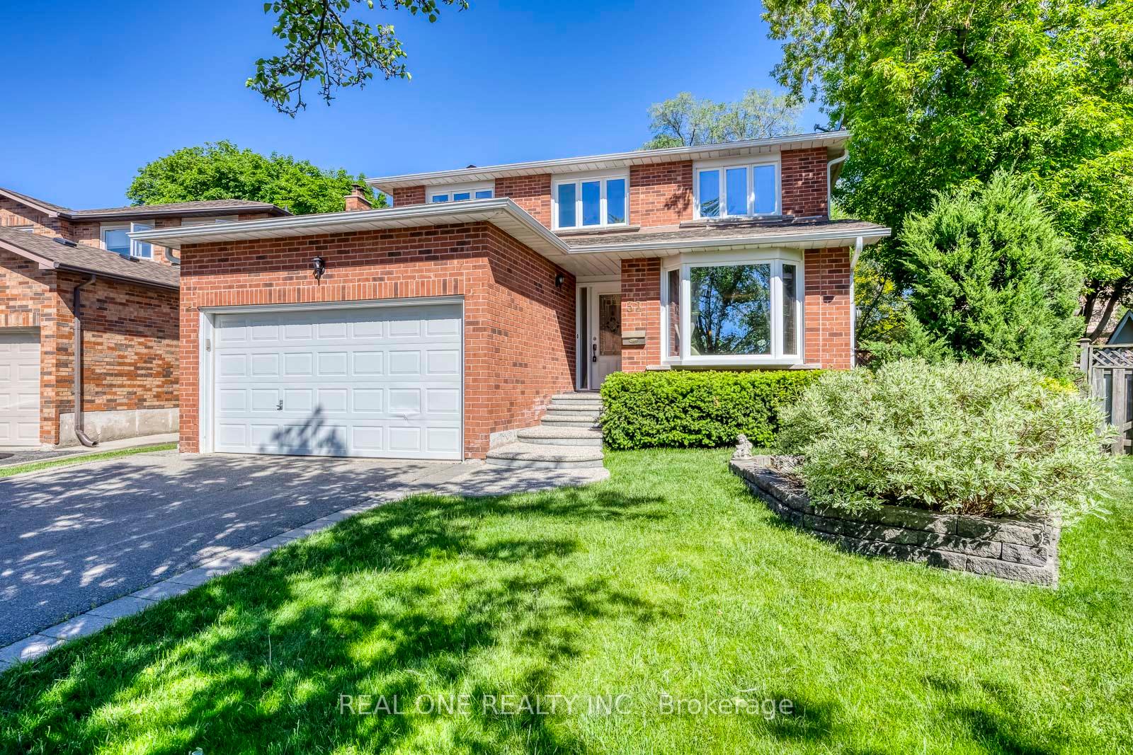 Photo 2 of 32 Roslo Court, Oakville, College Park — HOMEH