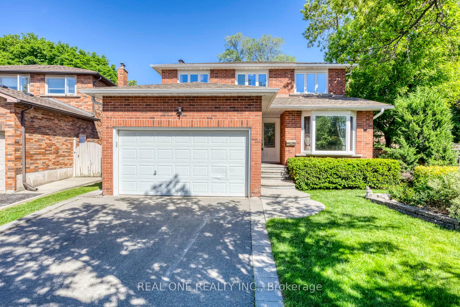 Photo 3 of 32 Roslo Court, Oakville, College Park — HOMEH
