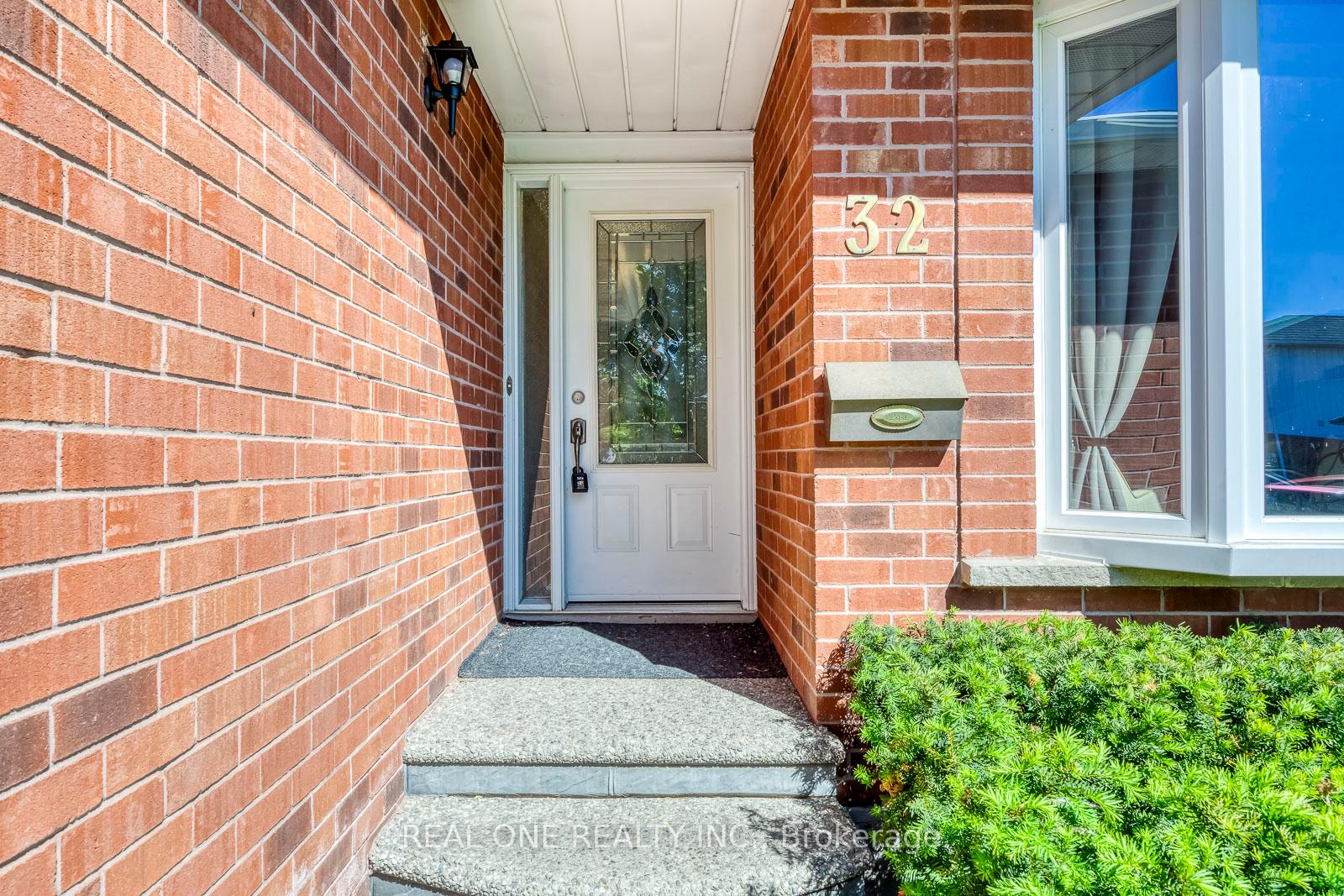 Photo 4 of 32 Roslo Court, Oakville, College Park — HOMEH