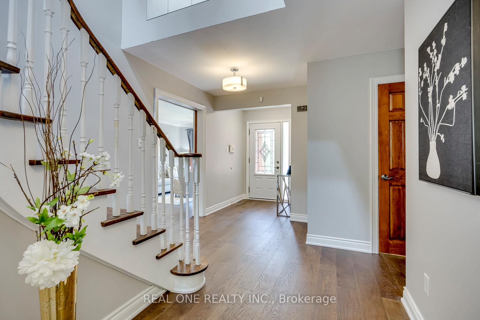 Photo 5 of 32 Roslo Court, Oakville, College Park — HOMEH