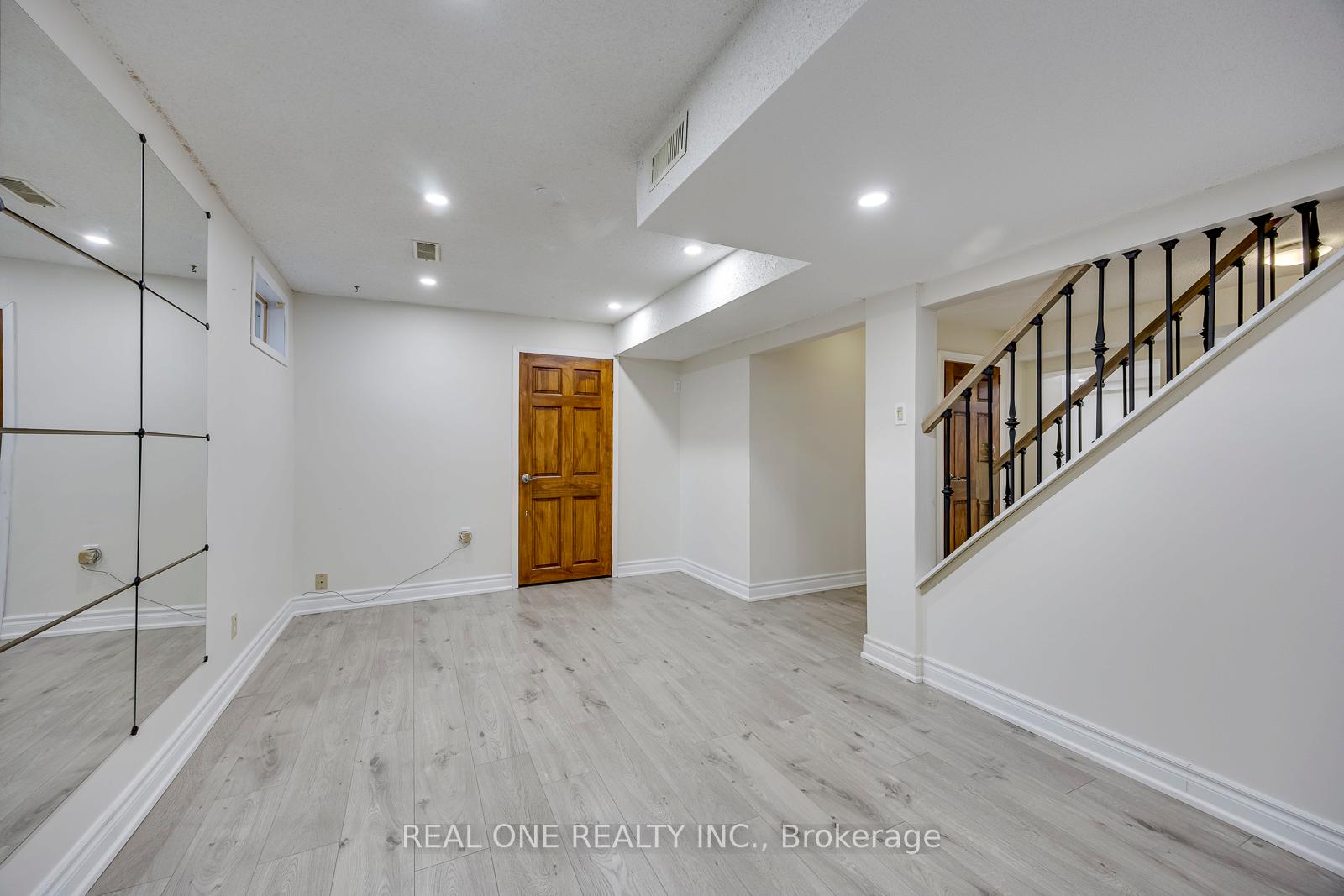 Photo 34 of 32 Roslo Court, Oakville, College Park — HOMEH