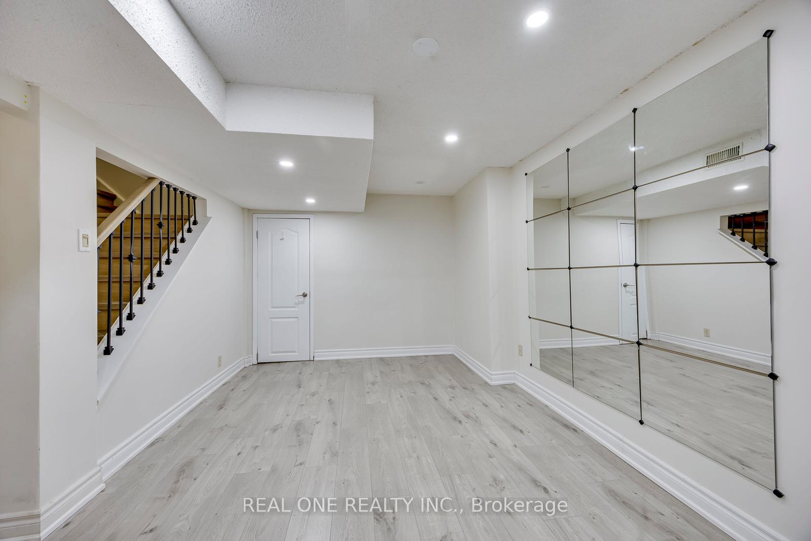 Photo 36 of 32 Roslo Court, Oakville, College Park — HOMEH