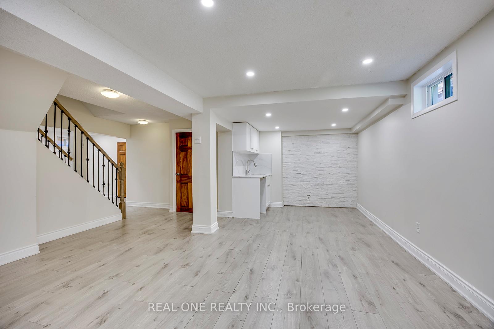 Photo 39 of 32 Roslo Court, Oakville, College Park — HOMEH