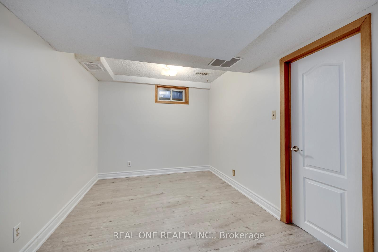 Photo 40 of 32 Roslo Court, Oakville, College Park — HOMEH