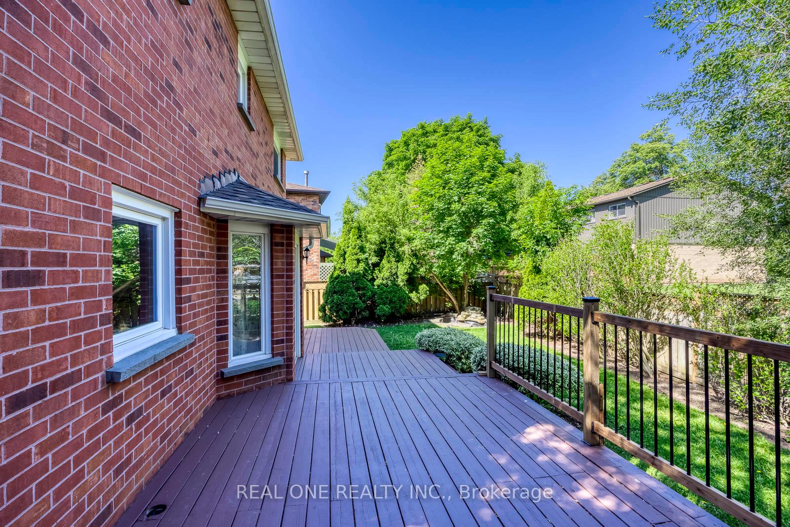 Photo 46 of 32 Roslo Court, Oakville, College Park — HOMEH