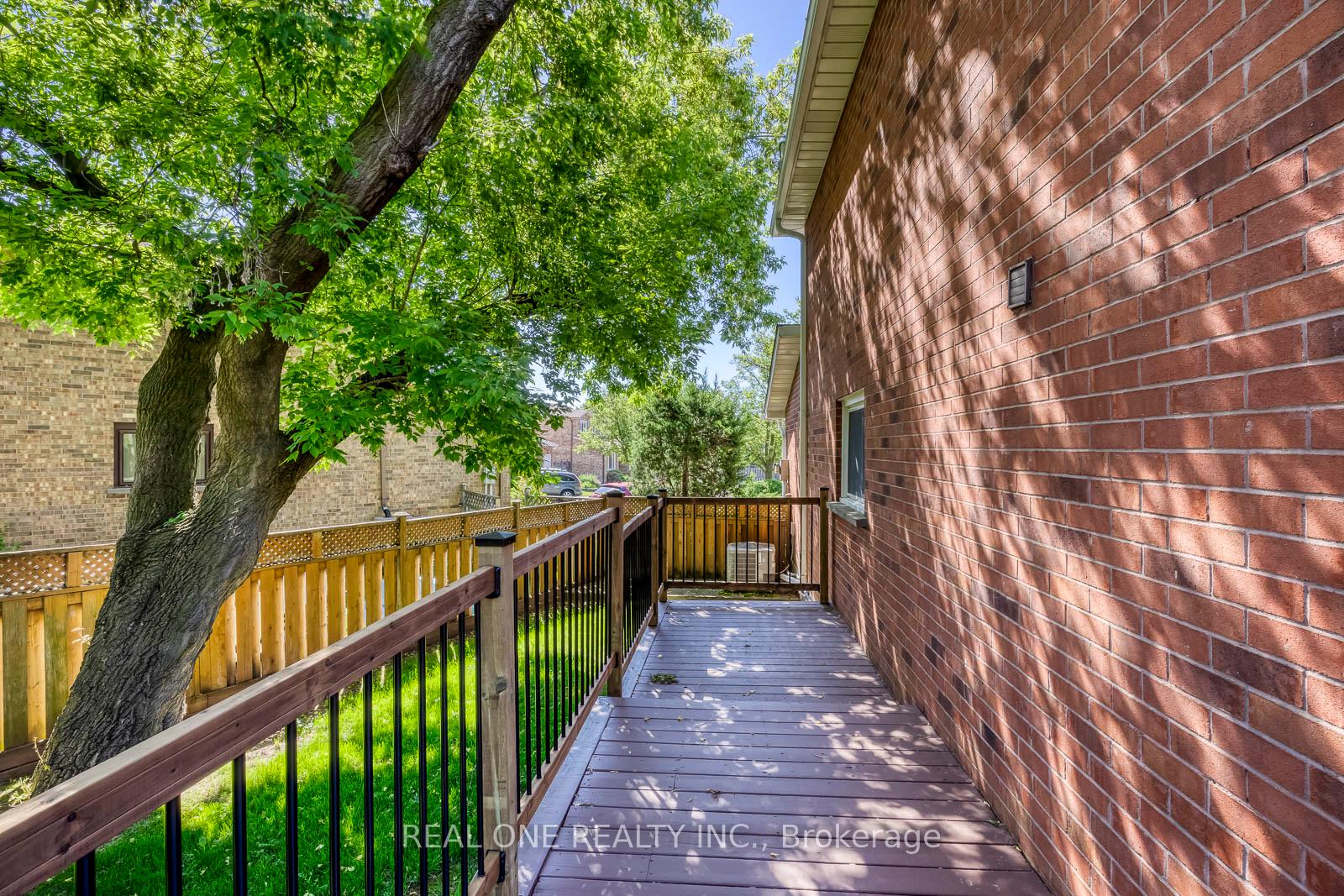 Photo 47 of 32 Roslo Court, Oakville, College Park — HOMEH