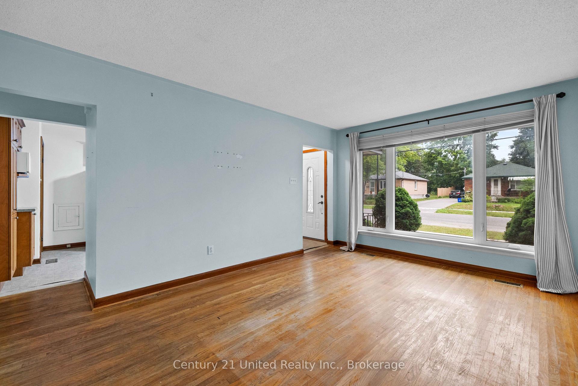 Photo 2 of 377 Chesterfield Avenue, Peterborough, Northcrest Ward 5 — HOMEH