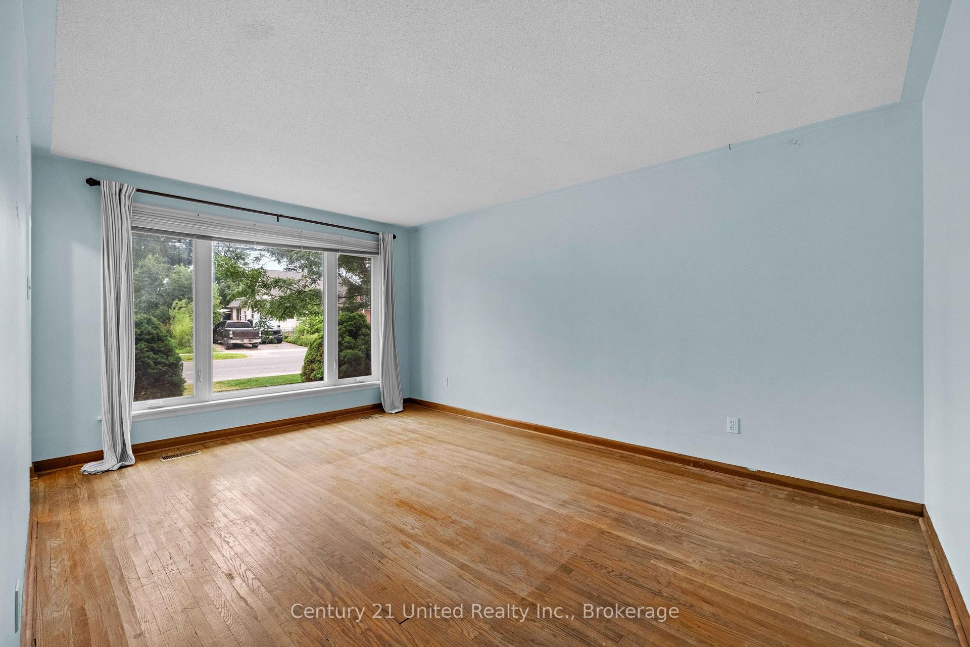 Photo 3 of 377 Chesterfield Avenue, Peterborough, Northcrest Ward 5 — HOMEH