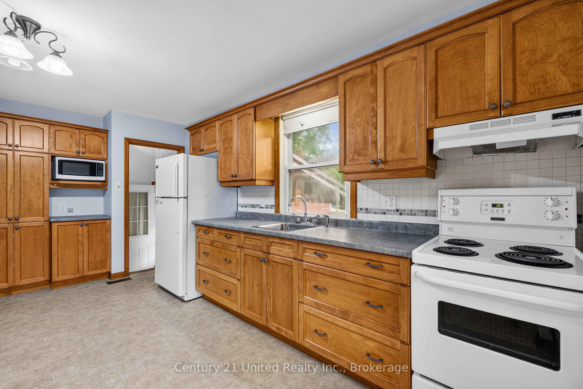 Photo 5 of 377 Chesterfield Avenue, Peterborough, Northcrest Ward 5 — HOMEH