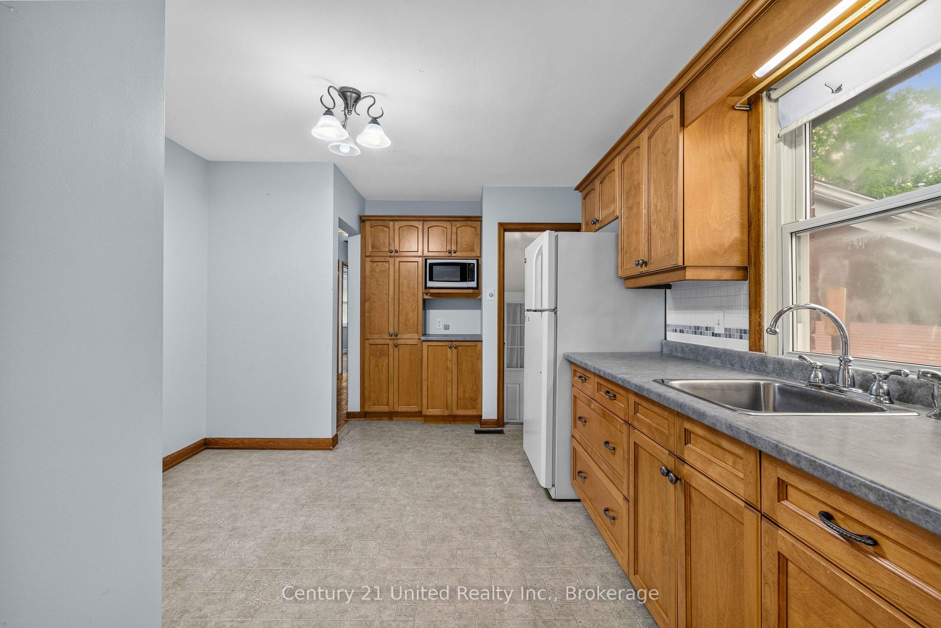 Photo 6 of 377 Chesterfield Avenue, Peterborough, Northcrest Ward 5 — HOMEH