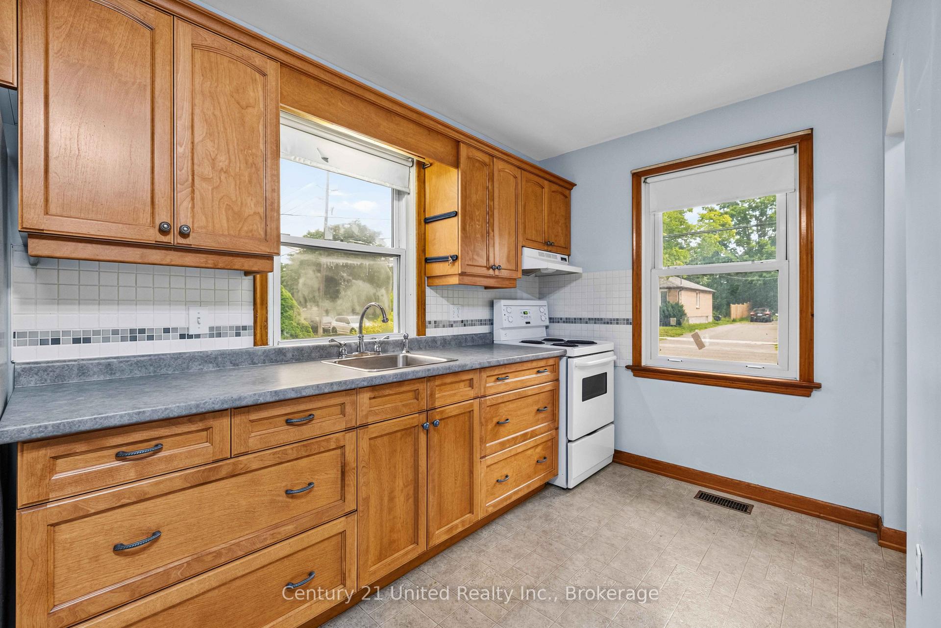 Photo 7 of 377 Chesterfield Avenue, Peterborough, Northcrest Ward 5 — HOMEH