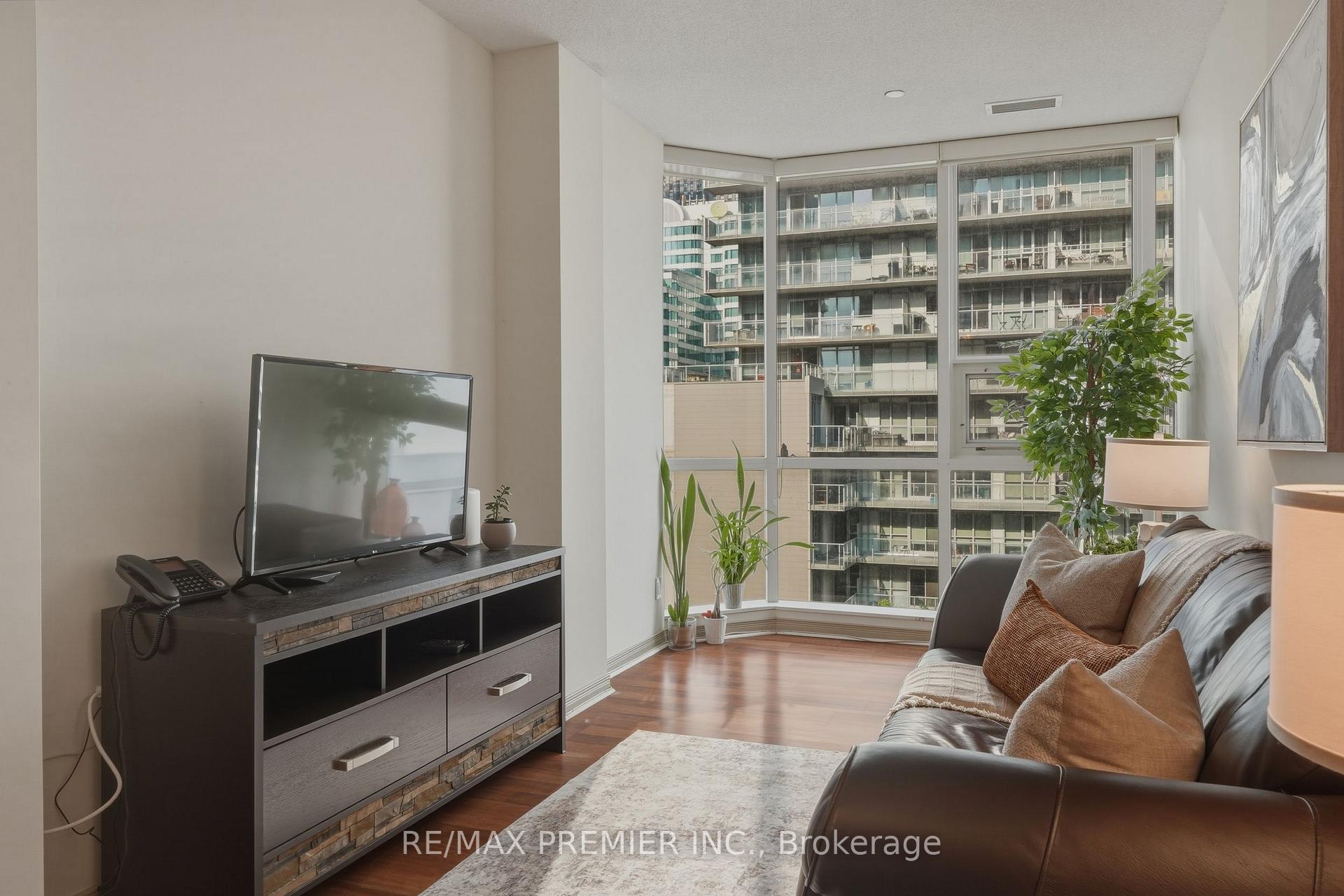 Photo 14 of Unit 704, 393 King Street W, Toronto, Waterfront Communities — HOMEH