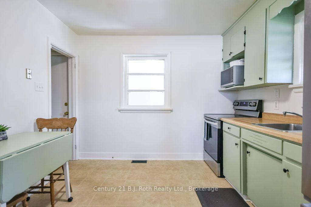 Photo 5 of 449 Irwin Street, Midland — HOMEH