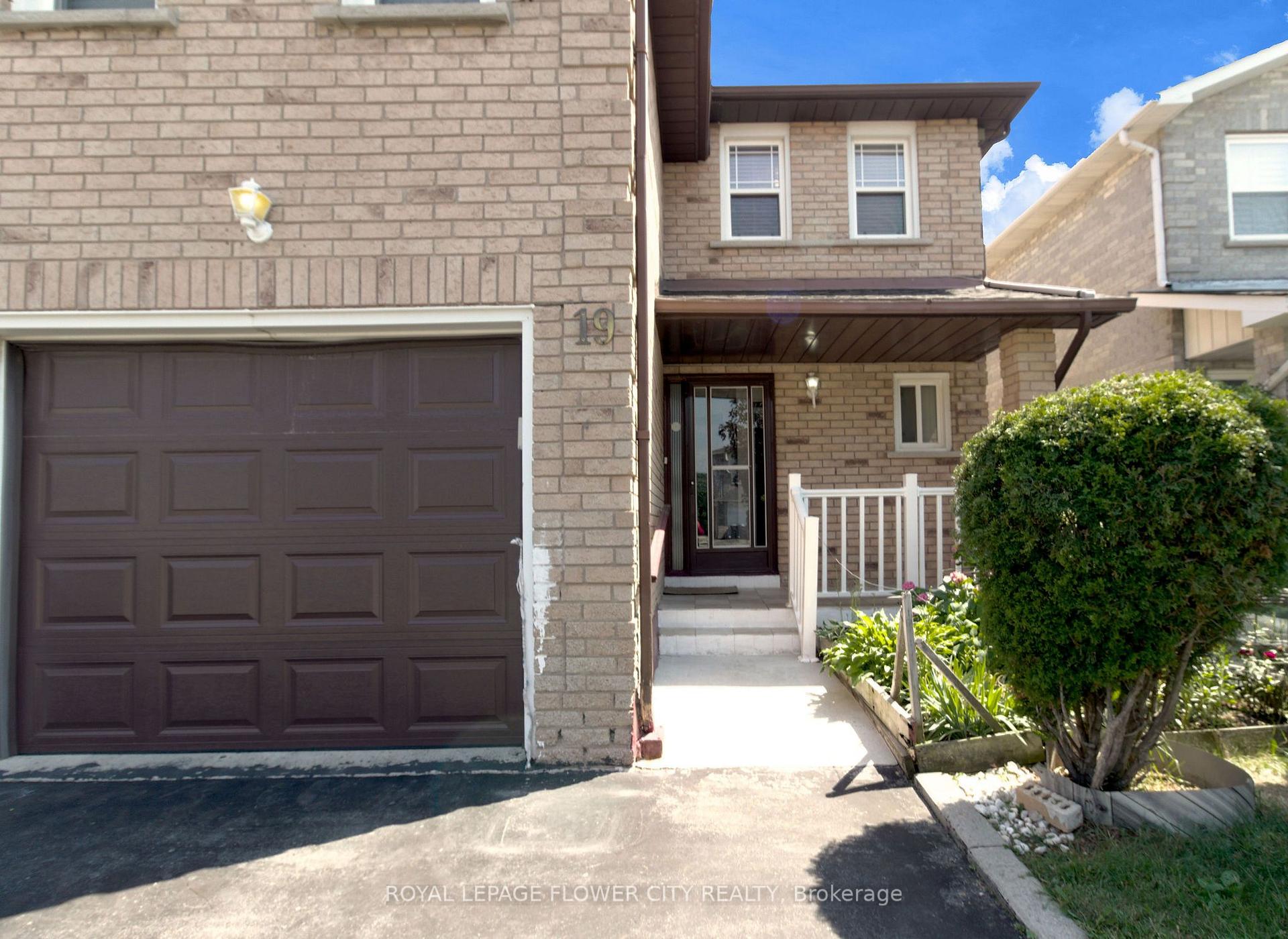 Photo 2 of 19 Fallen Oak Court, Brampton, Fletcher's Creek South — HOMEH