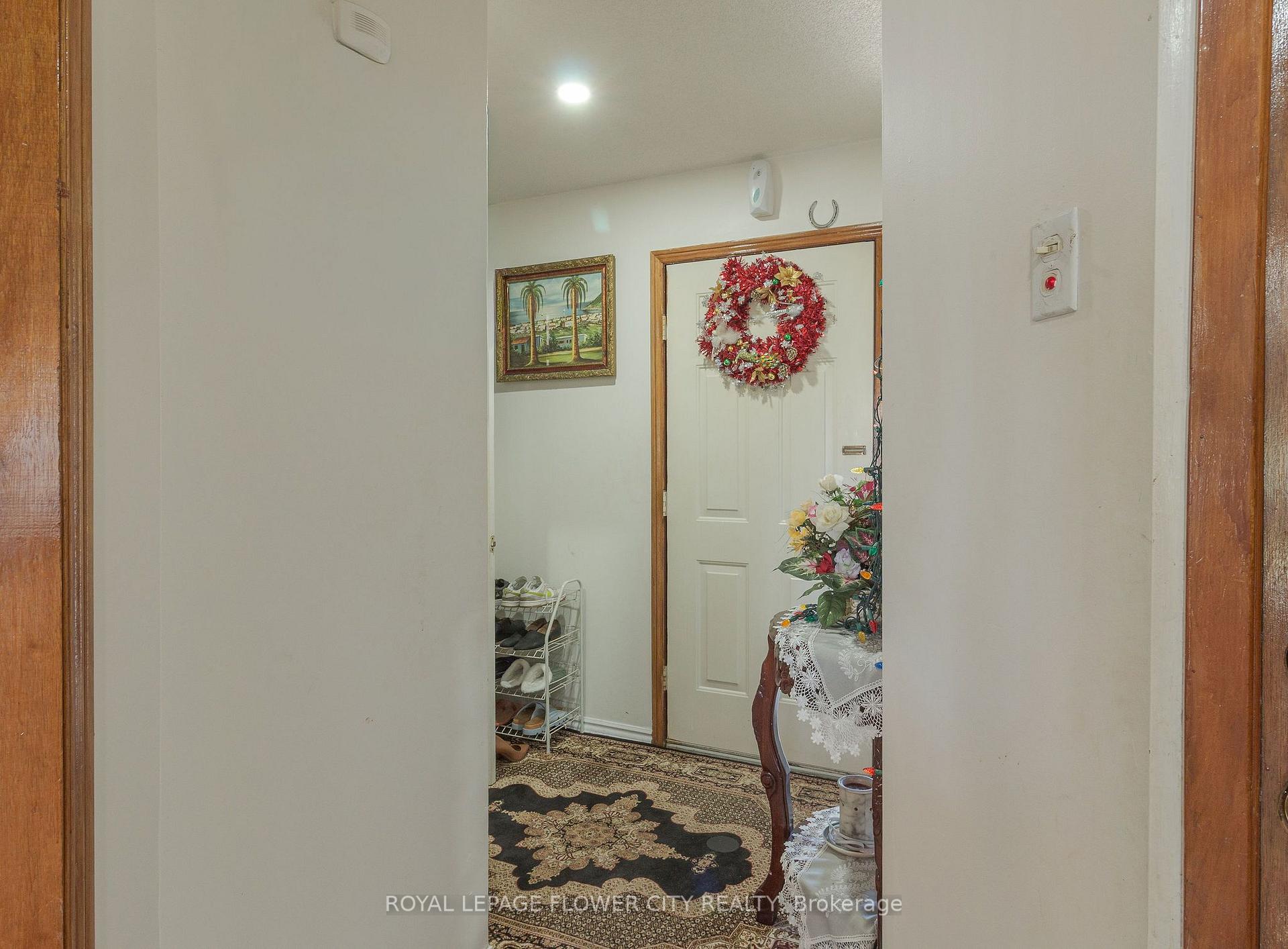 Photo 3 of 19 Fallen Oak Court, Brampton, Fletcher's Creek South — HOMEH
