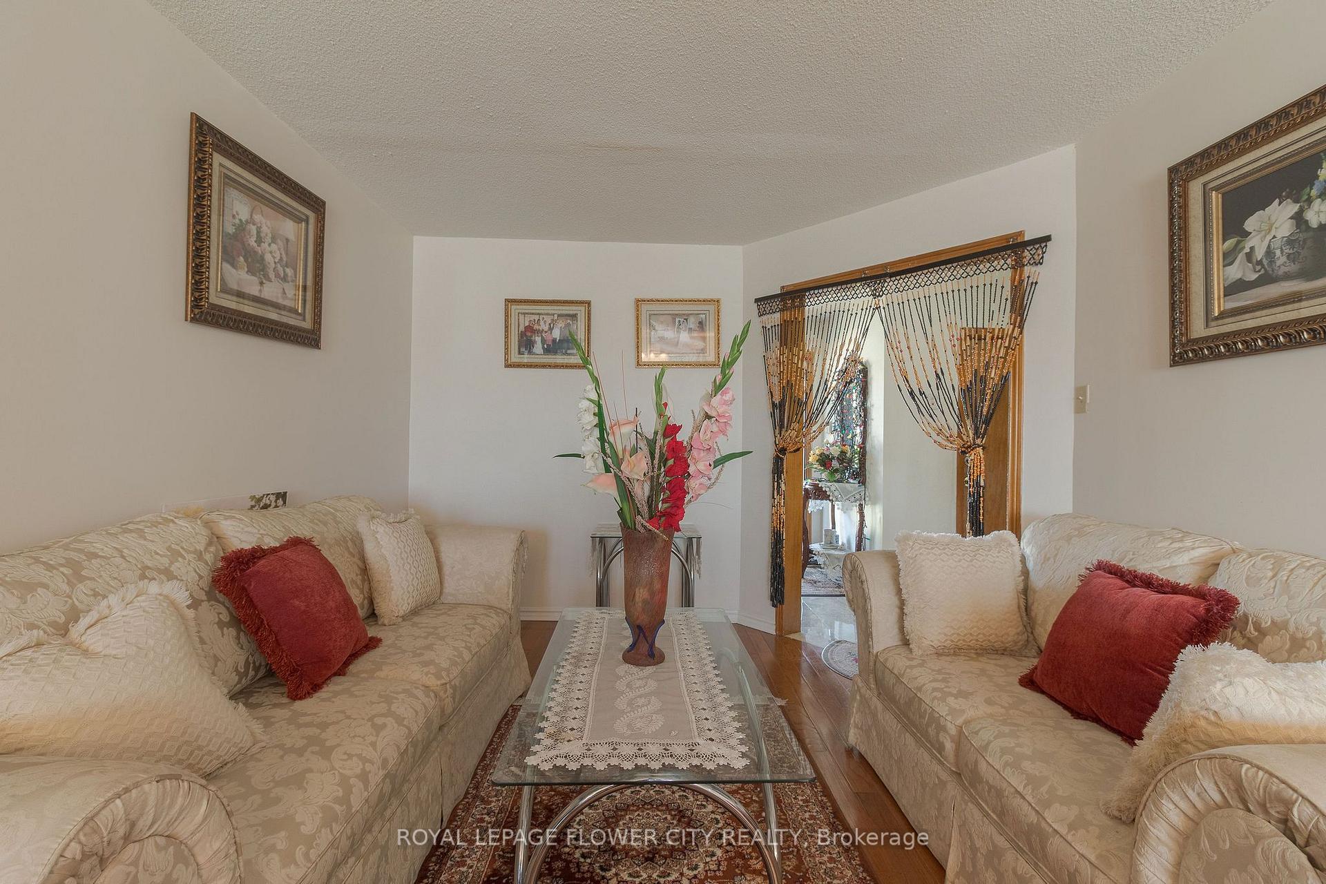 Photo 5 of 19 Fallen Oak Court, Brampton, Fletcher's Creek South — HOMEH