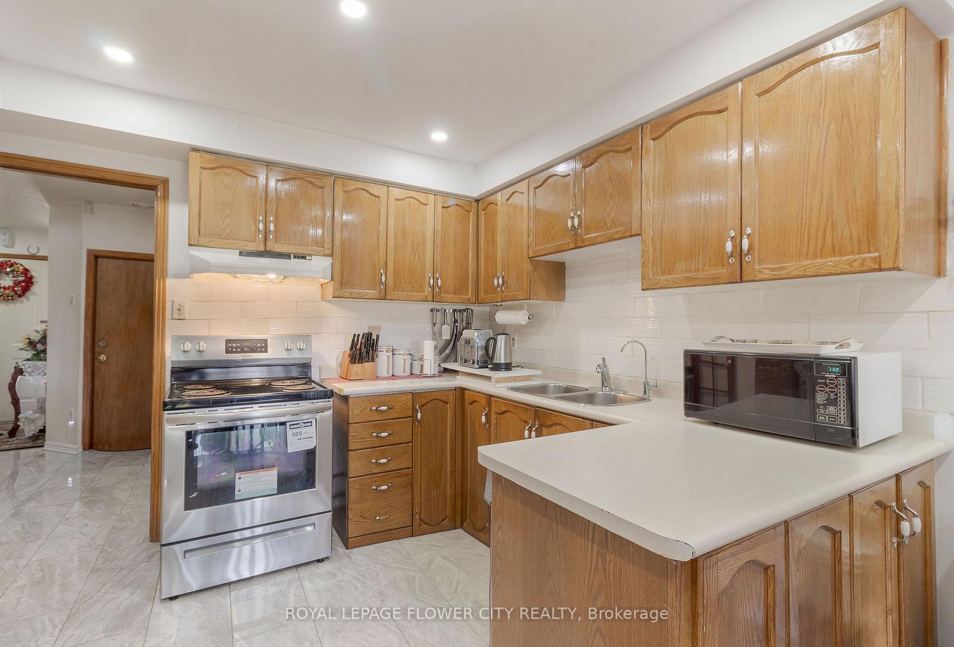 Photo 8 of 19 Fallen Oak Court, Brampton, Fletcher's Creek South — HOMEH