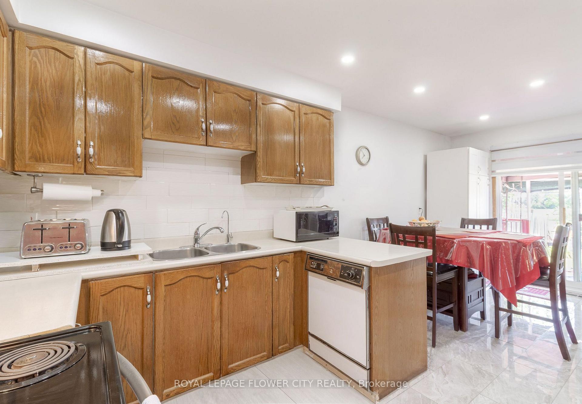 Photo 9 of 19 Fallen Oak Court, Brampton, Fletcher's Creek South — HOMEH