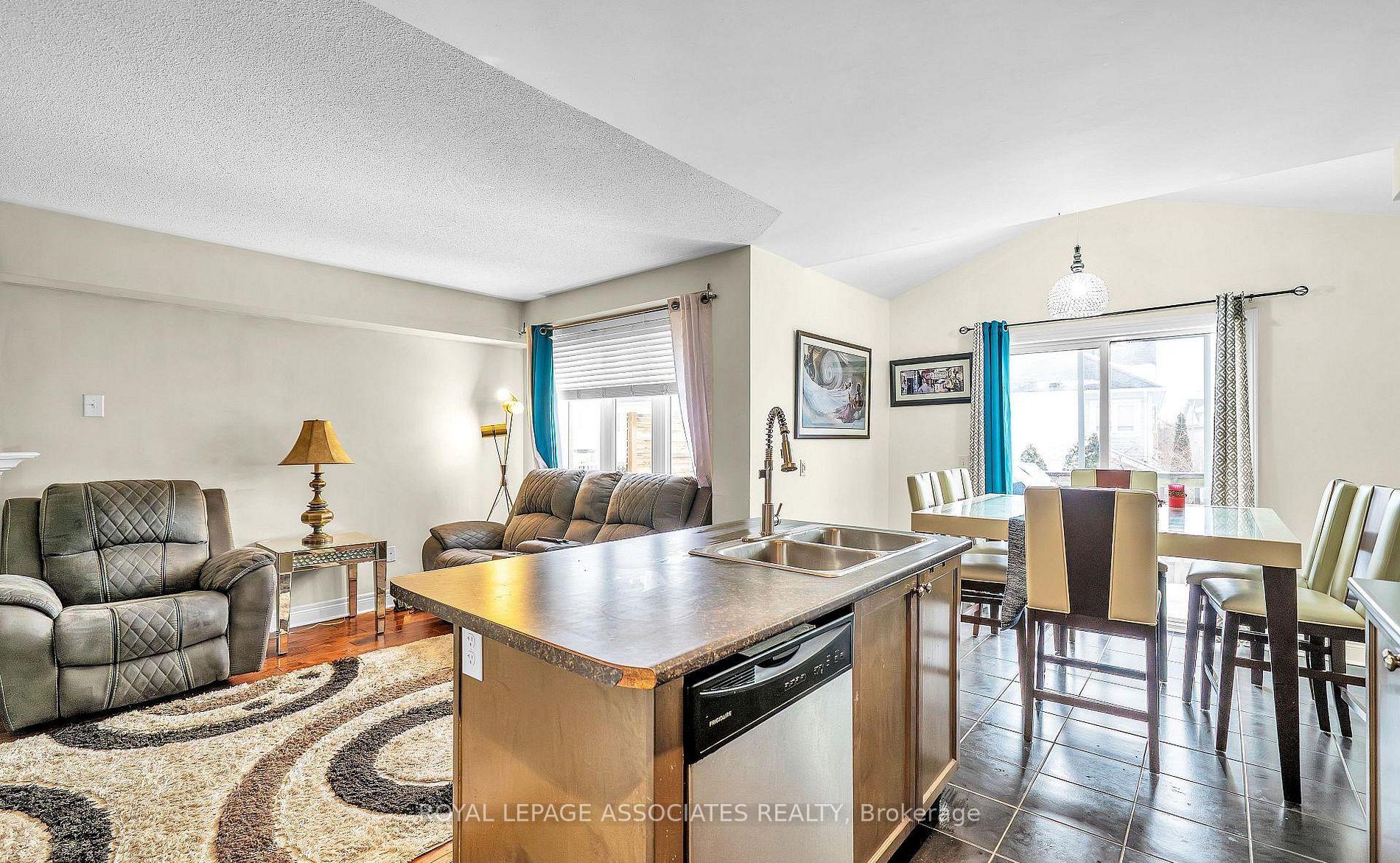 Photo 7 of 164 Dewell Crescent, Clarington, Courtice — HOMEH