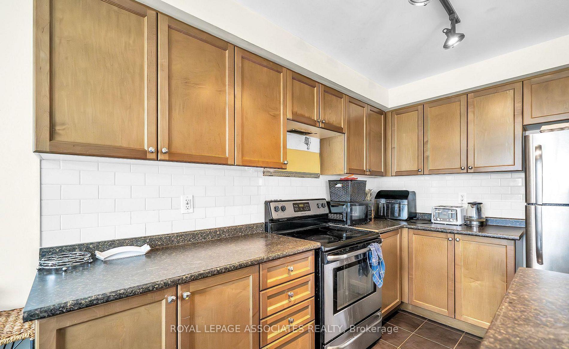 Photo 11 of 164 Dewell Crescent, Clarington, Courtice — HOMEH