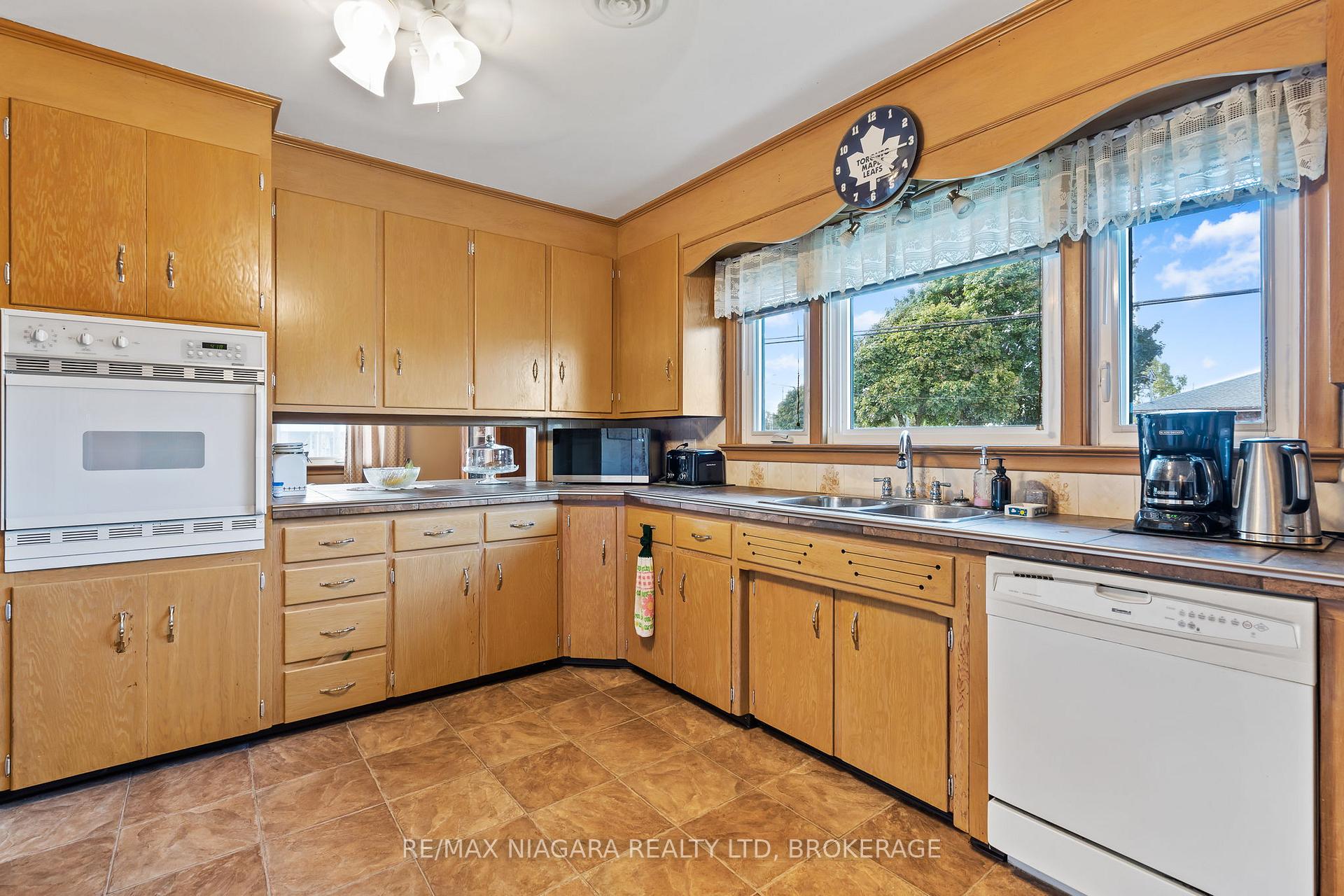 Photo 12 of 419 Steele Street, Port Colborne, Sugarloaf — HOMEH