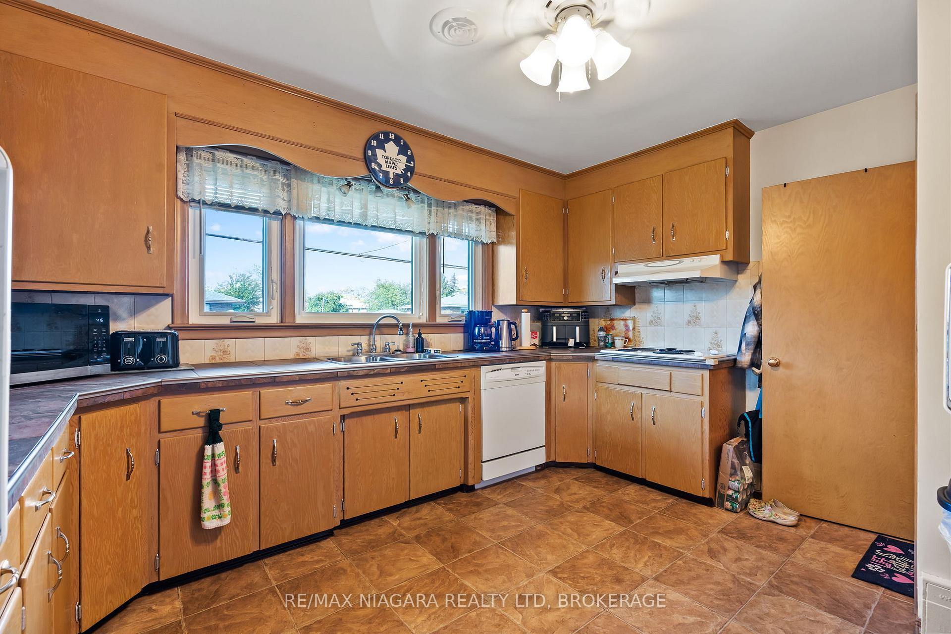 Photo 13 of 419 Steele Street, Port Colborne, Sugarloaf — HOMEH