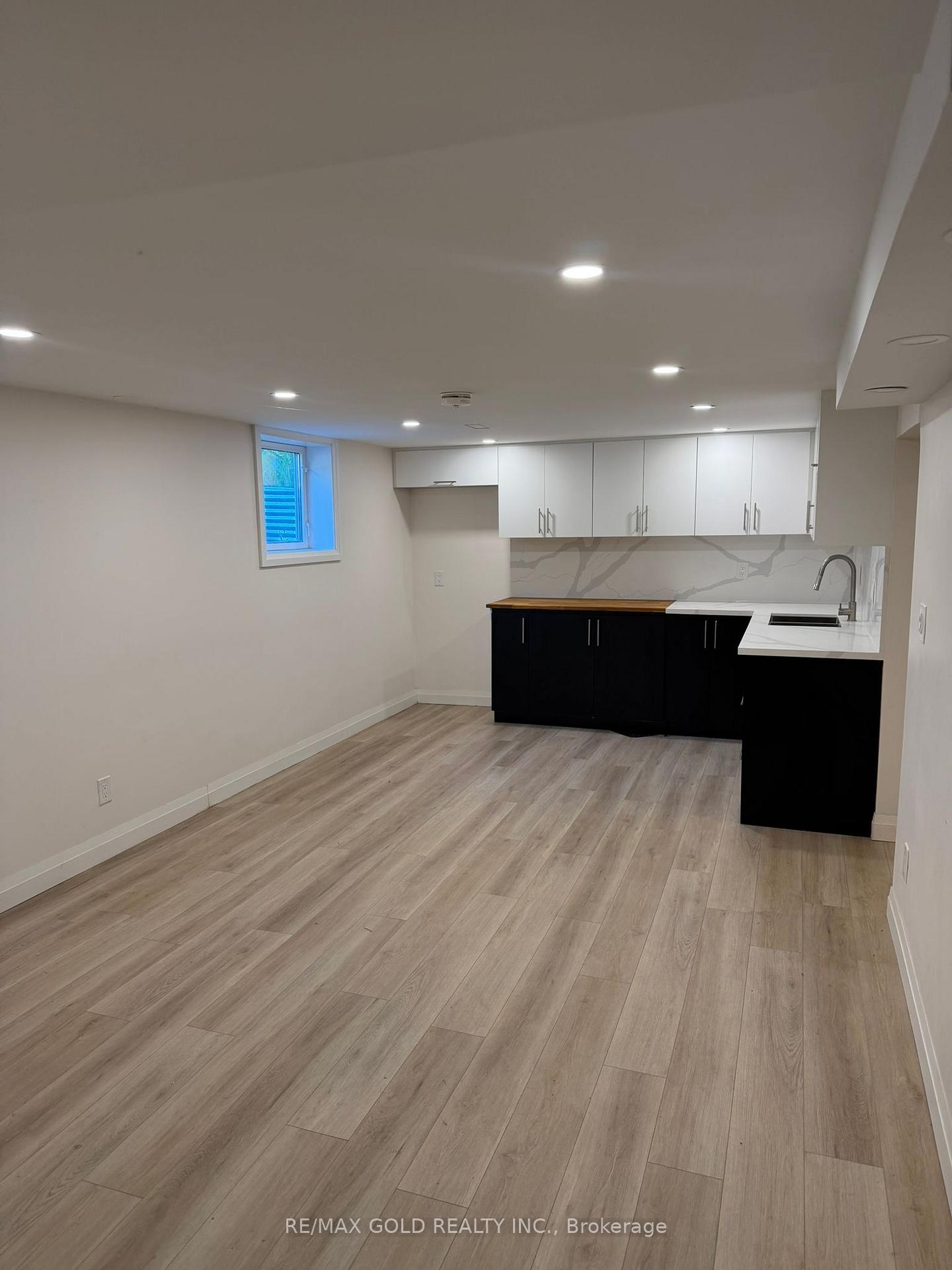 Photo 16 of 3472 Rexway Drive, Burlington, Roseland — HOMEH