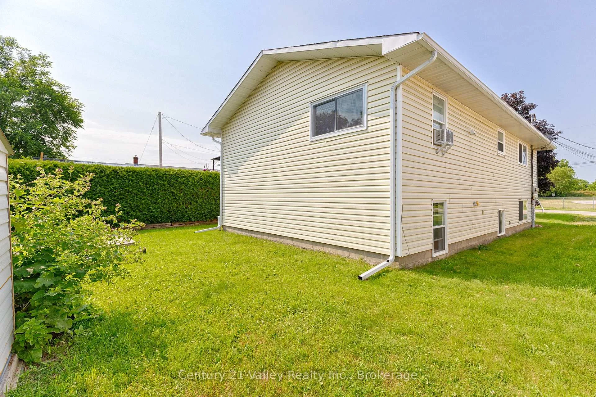 Photo 12 of 689 Fourth Street, Renfrew, Renfrew — HOMEH