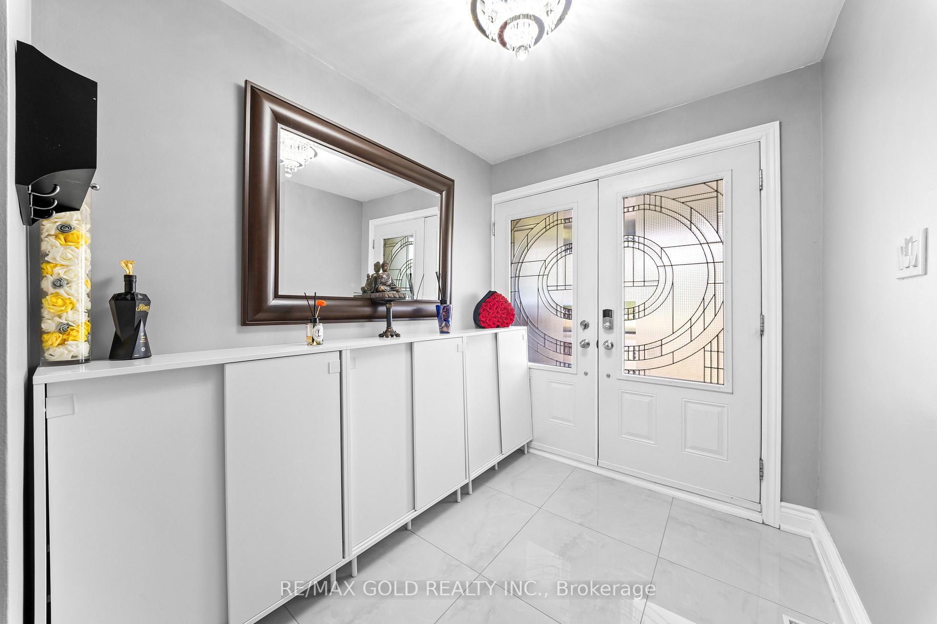 Photo 2 of 4 Collingdale Road, Etobicoke, Mount Olive-Silverstone-Jamestown — HOMEH