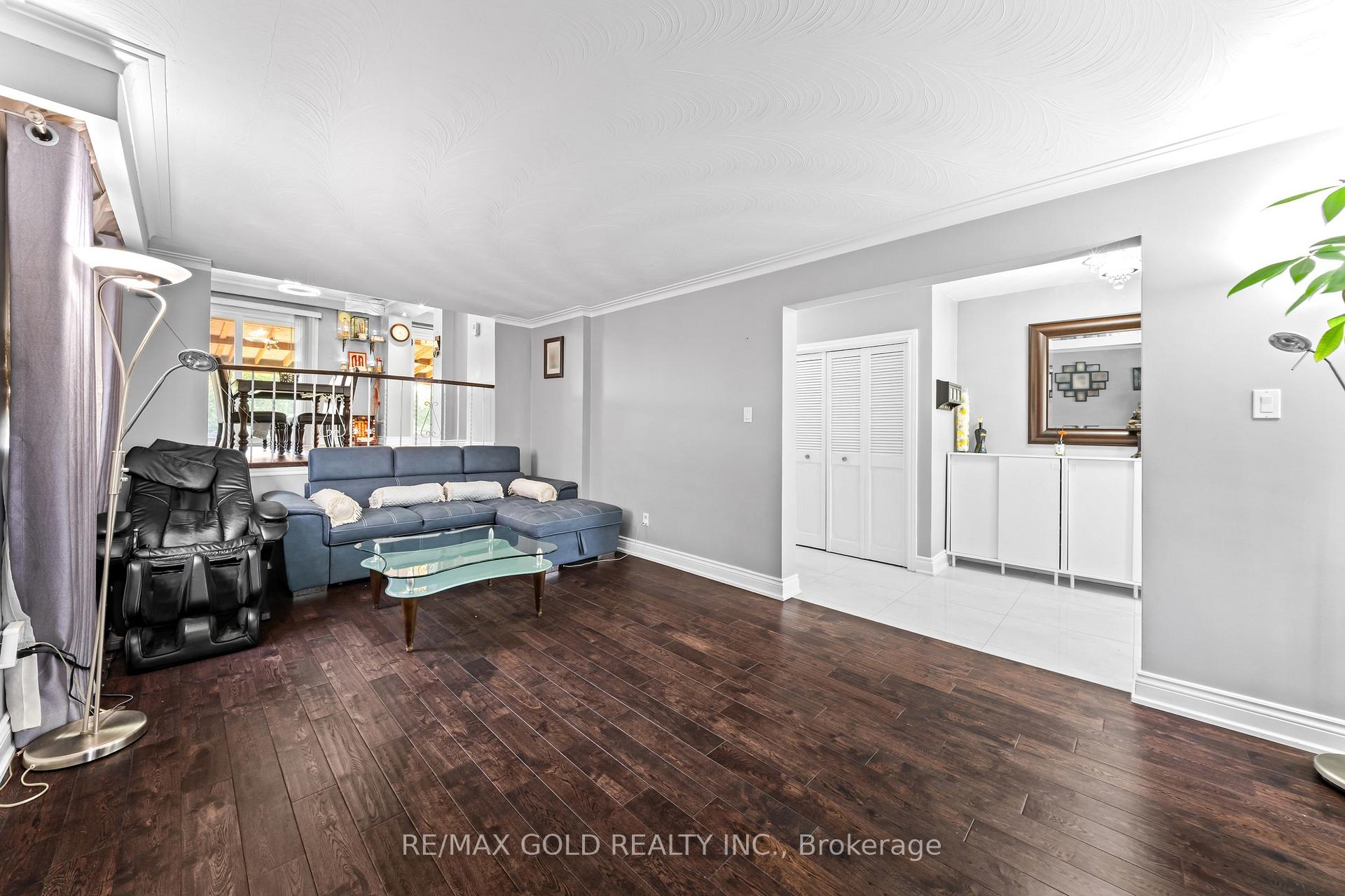 Photo 4 of 4 Collingdale Road, Etobicoke, Mount Olive-Silverstone-Jamestown — HOMEH