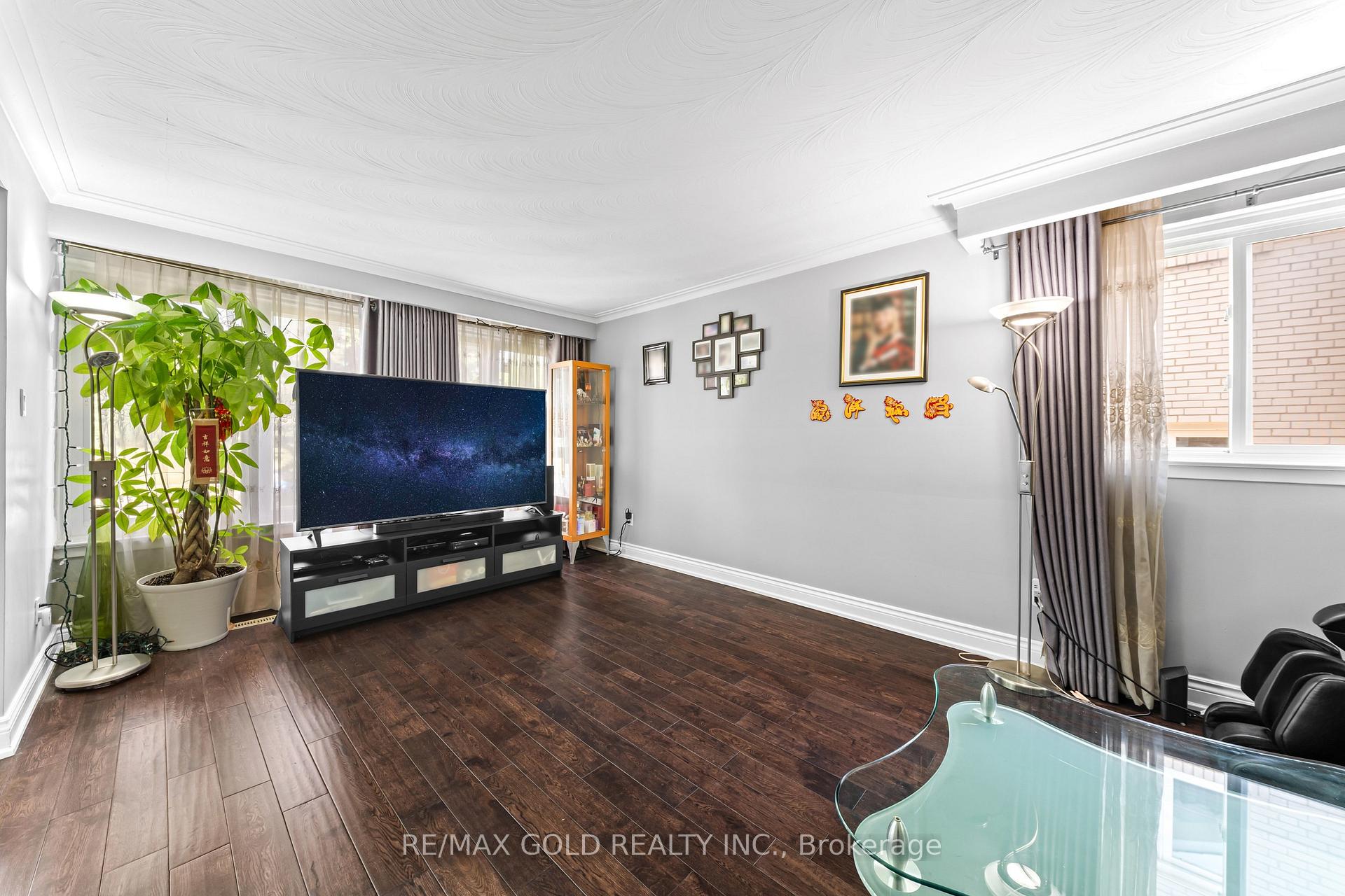 Photo 5 of 4 Collingdale Road, Etobicoke, Mount Olive-Silverstone-Jamestown — HOMEH