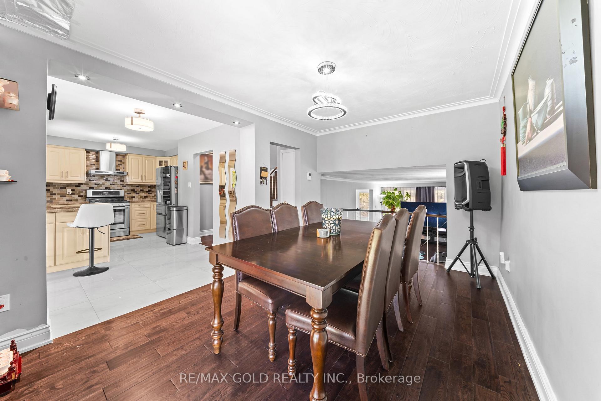 Photo 7 of 4 Collingdale Road, Etobicoke, Mount Olive-Silverstone-Jamestown — HOMEH