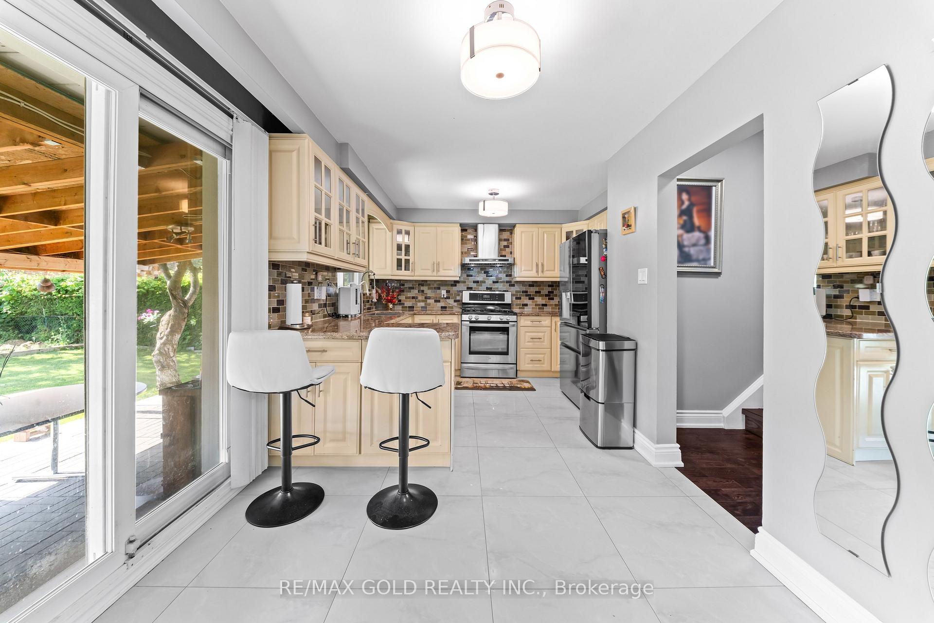 Photo 8 of 4 Collingdale Road, Etobicoke, Mount Olive-Silverstone-Jamestown — HOMEH