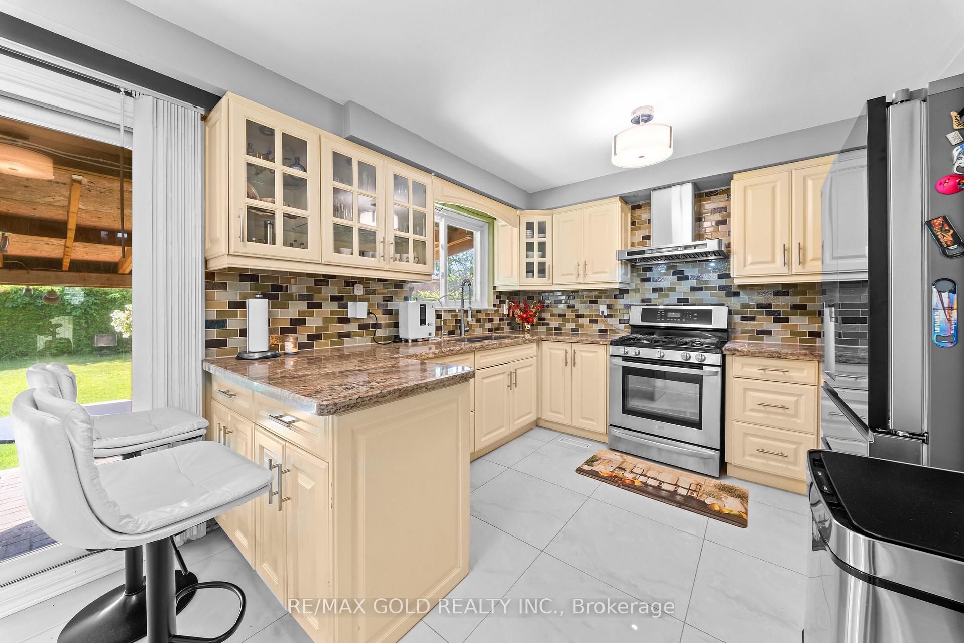 Photo 9 of 4 Collingdale Road, Etobicoke, Mount Olive-Silverstone-Jamestown — HOMEH