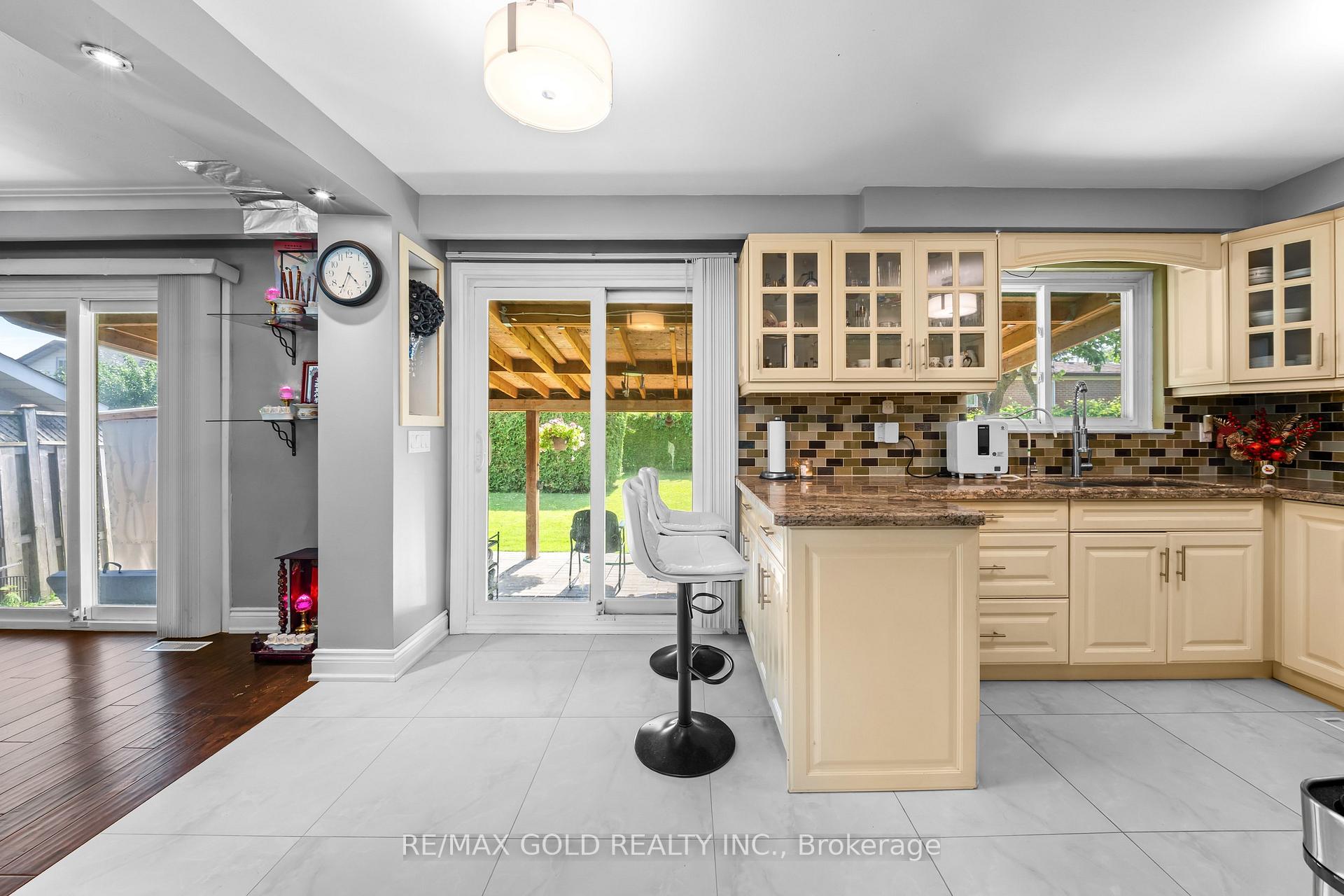 Photo 10 of 4 Collingdale Road, Etobicoke, Mount Olive-Silverstone-Jamestown — HOMEH