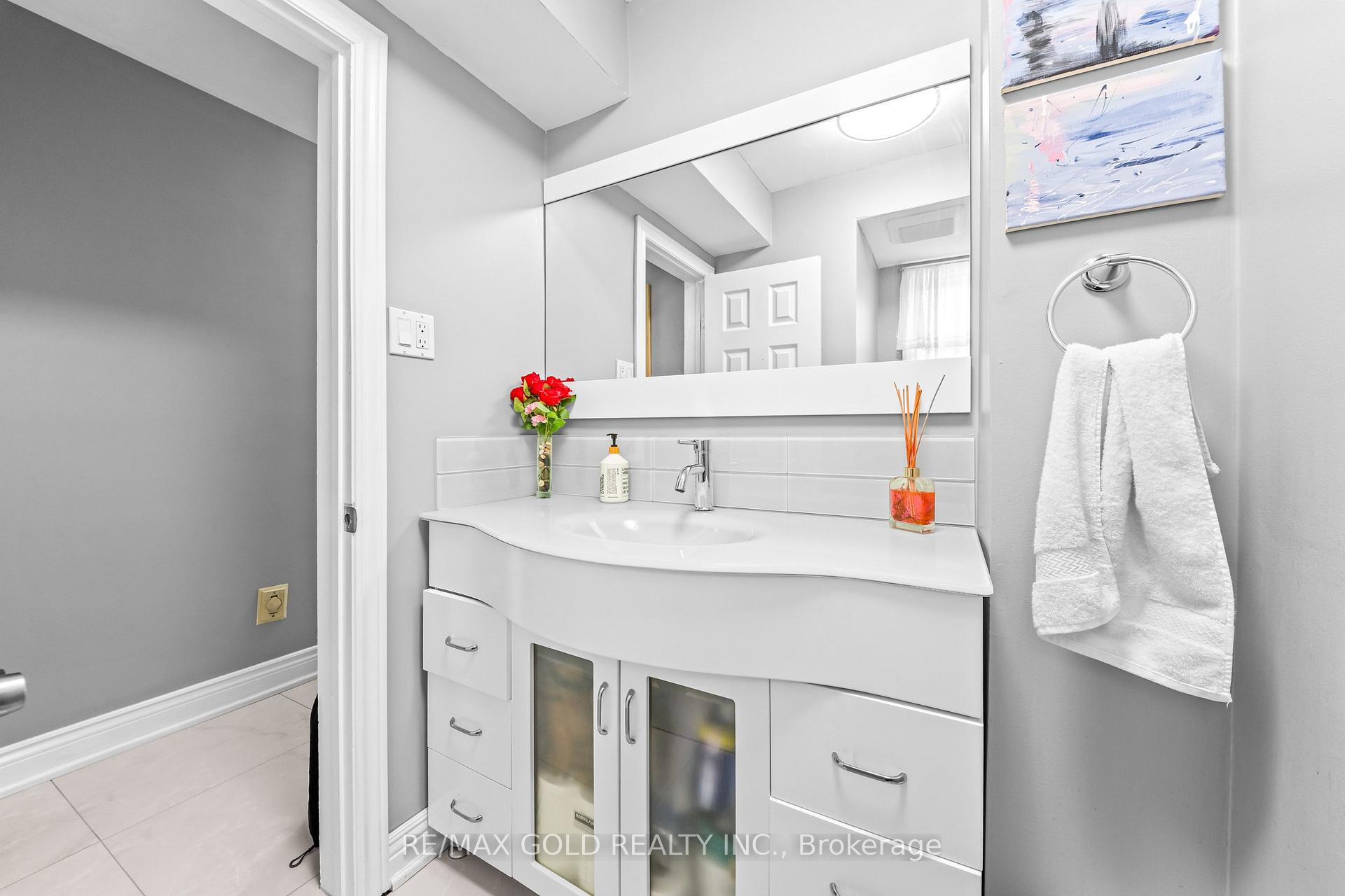 Photo 11 of 4 Collingdale Road, Etobicoke, Mount Olive-Silverstone-Jamestown — HOMEH
