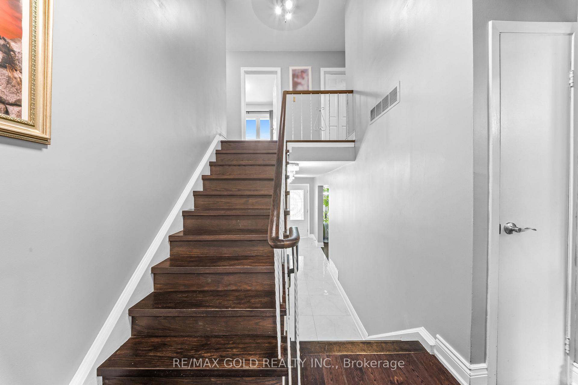 Photo 12 of 4 Collingdale Road, Etobicoke, Mount Olive-Silverstone-Jamestown — HOMEH