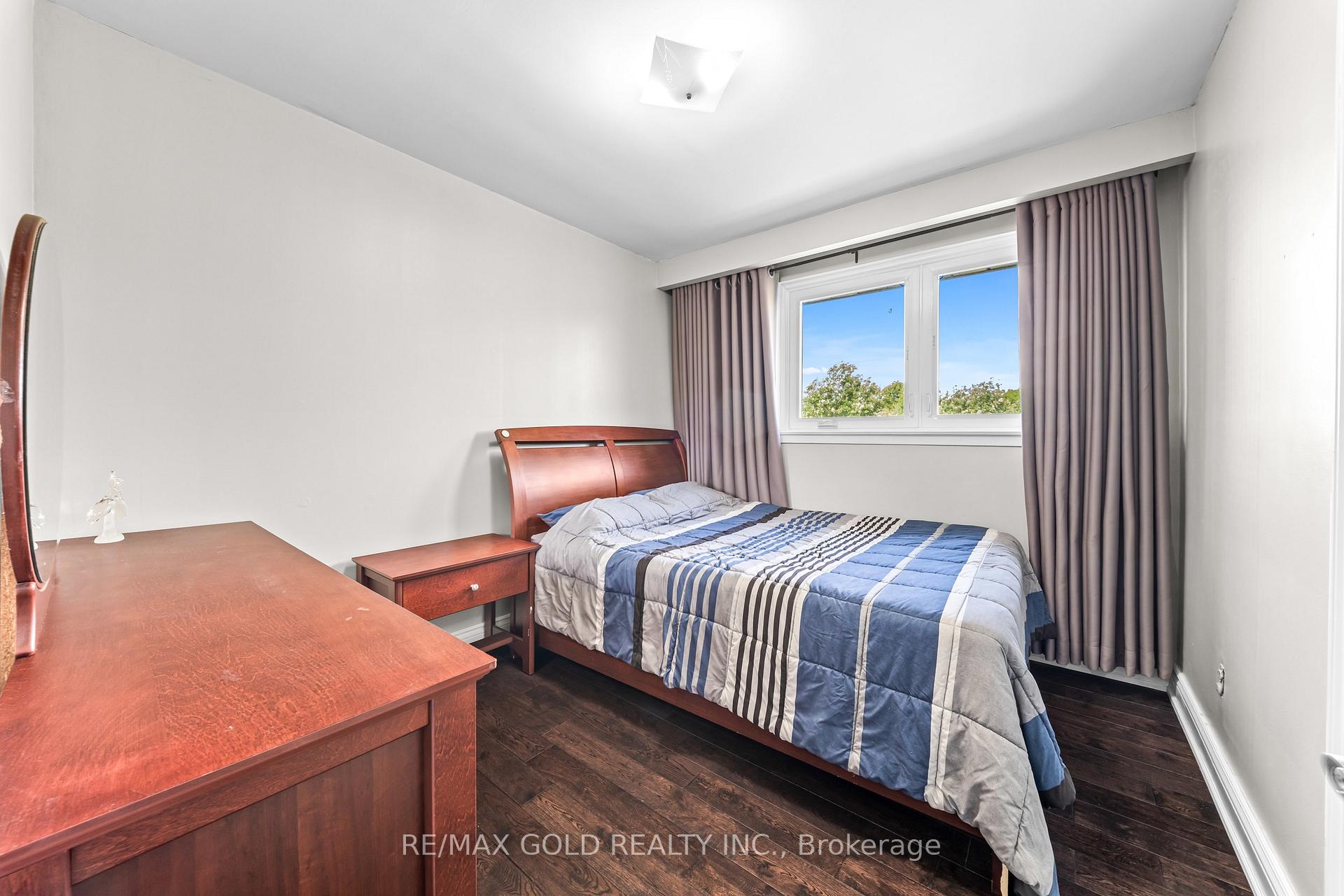 Photo 13 of 4 Collingdale Road, Etobicoke, Mount Olive-Silverstone-Jamestown — HOMEH