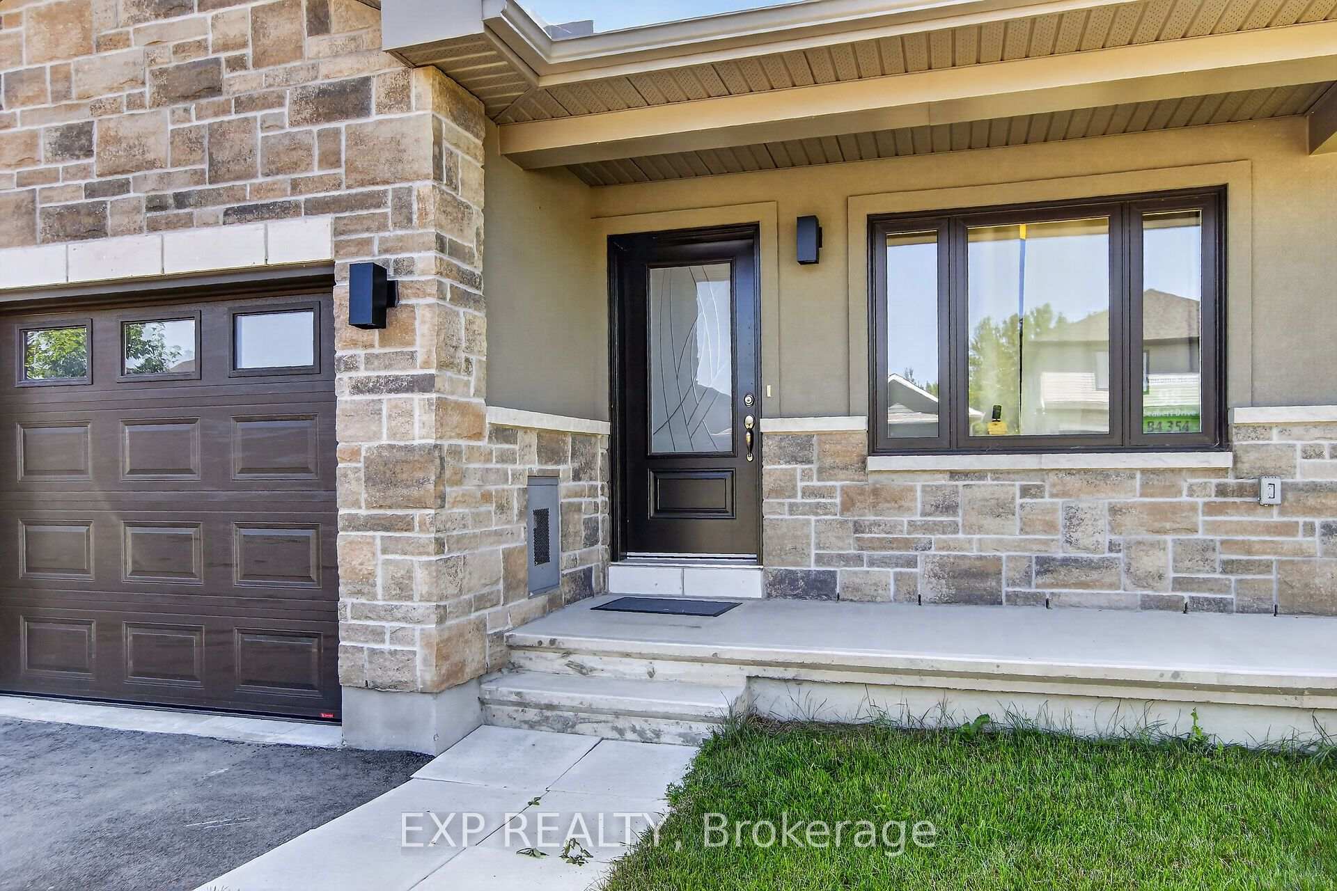 Photo 4 of 98 Seabert Drive, Arnprior, Arnprior — HOMEH