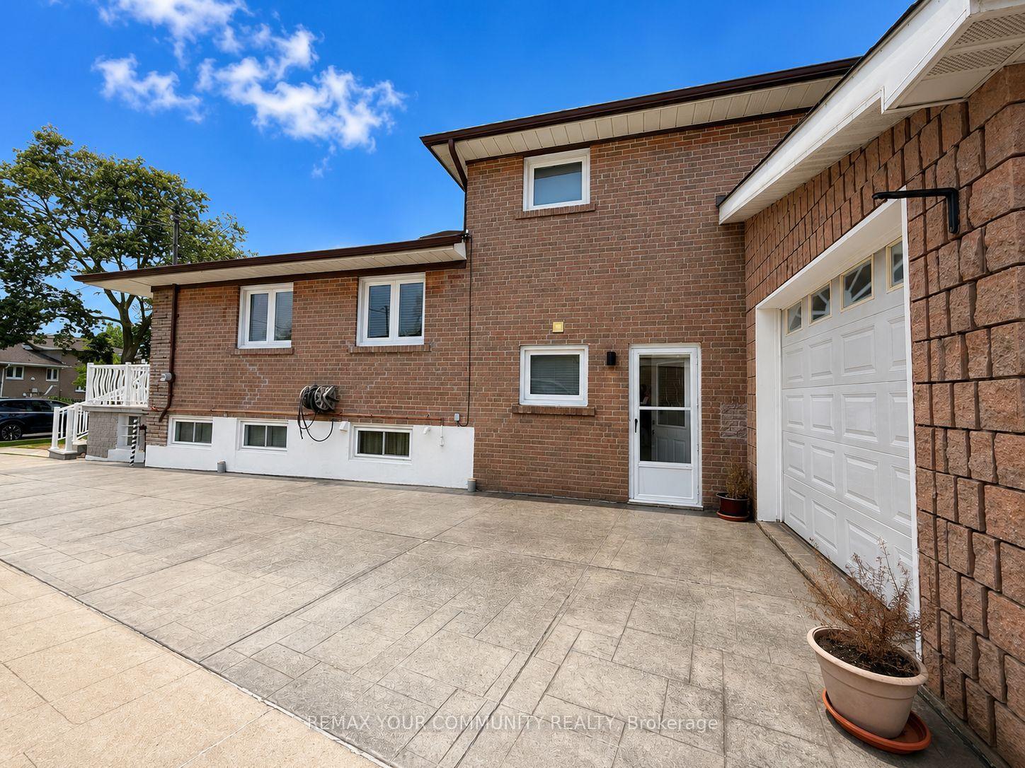 Photo 2 of 71 Gambello Crescent, North York, York University Heights — HOMEH