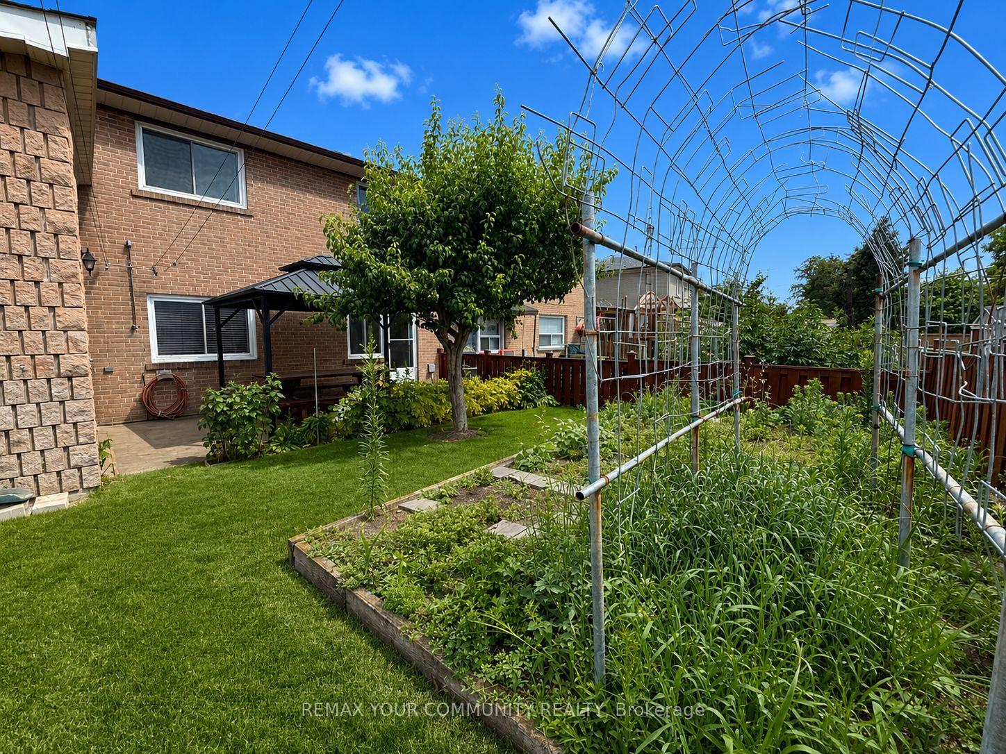 Photo 19 of 71 Gambello Crescent, North York, York University Heights — HOMEH