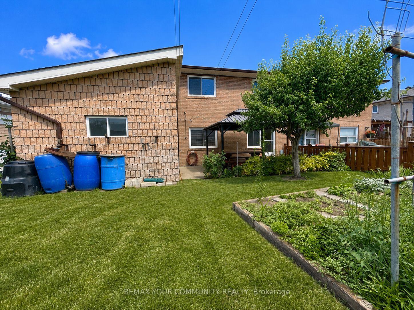 Photo 20 of 71 Gambello Crescent, North York, York University Heights — HOMEH