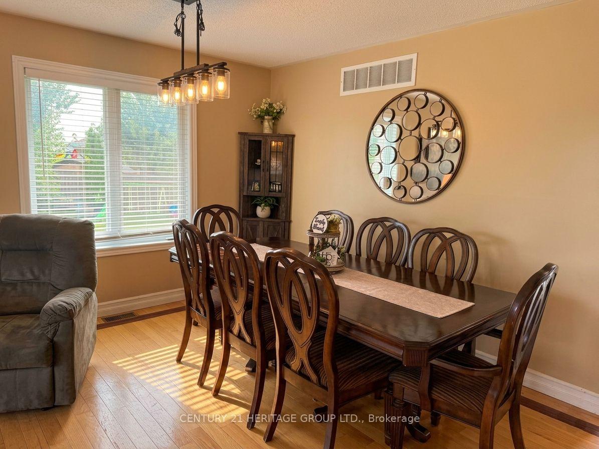 Photo 7 of 16 Eakins Crescent, Kawartha Lakes, Lindsay — HOMEH